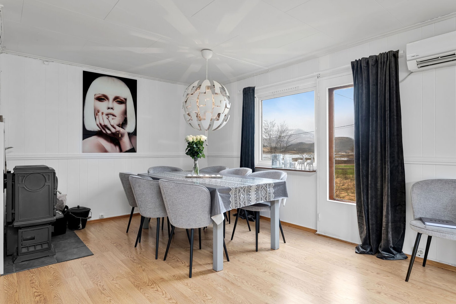 I stuen er det både peisovn og varmepumpe Galleribilde