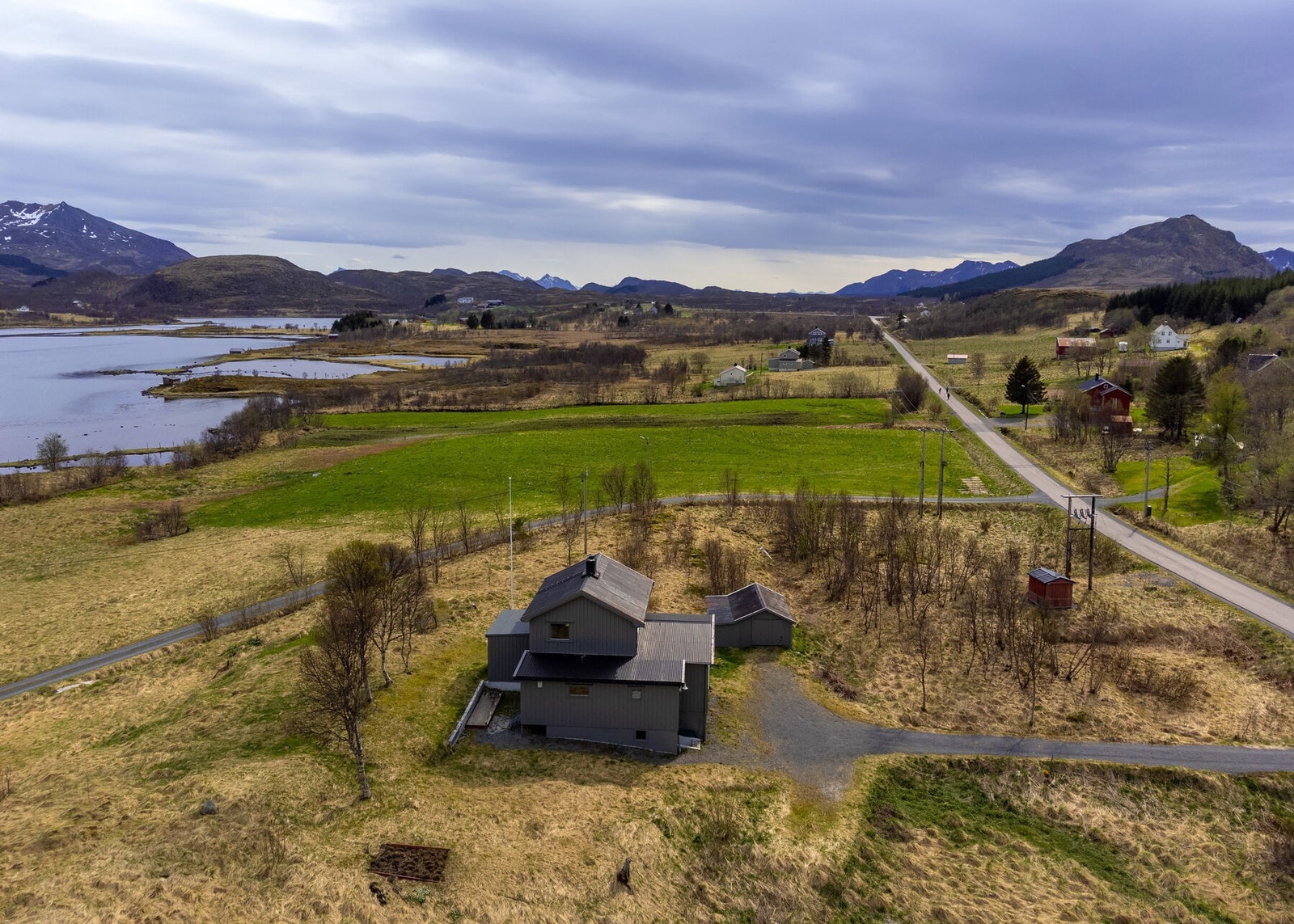 På Kråkberget bor du stille og idyllisk til Galleribilde
