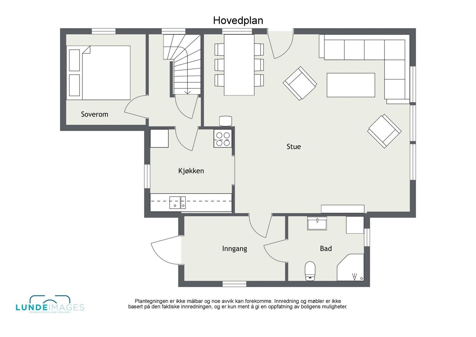 Første etasje er 81 m² BRA/P-rom og inneholder entré, stue, kjøkken, bad/vaskerom, trapperom, soverom. Galleribilde