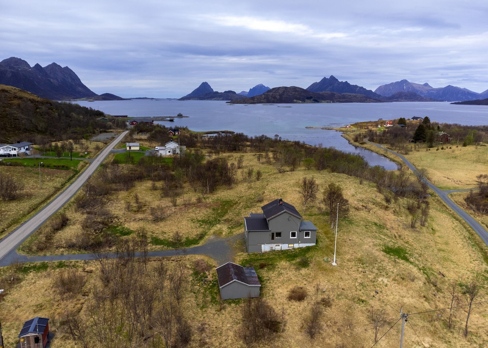 Boligen ligger fint til på en 8,5 mål stor tomt med hav- og fjellutsikt. Det er kort vei til både fjære og fjell Galleribilde