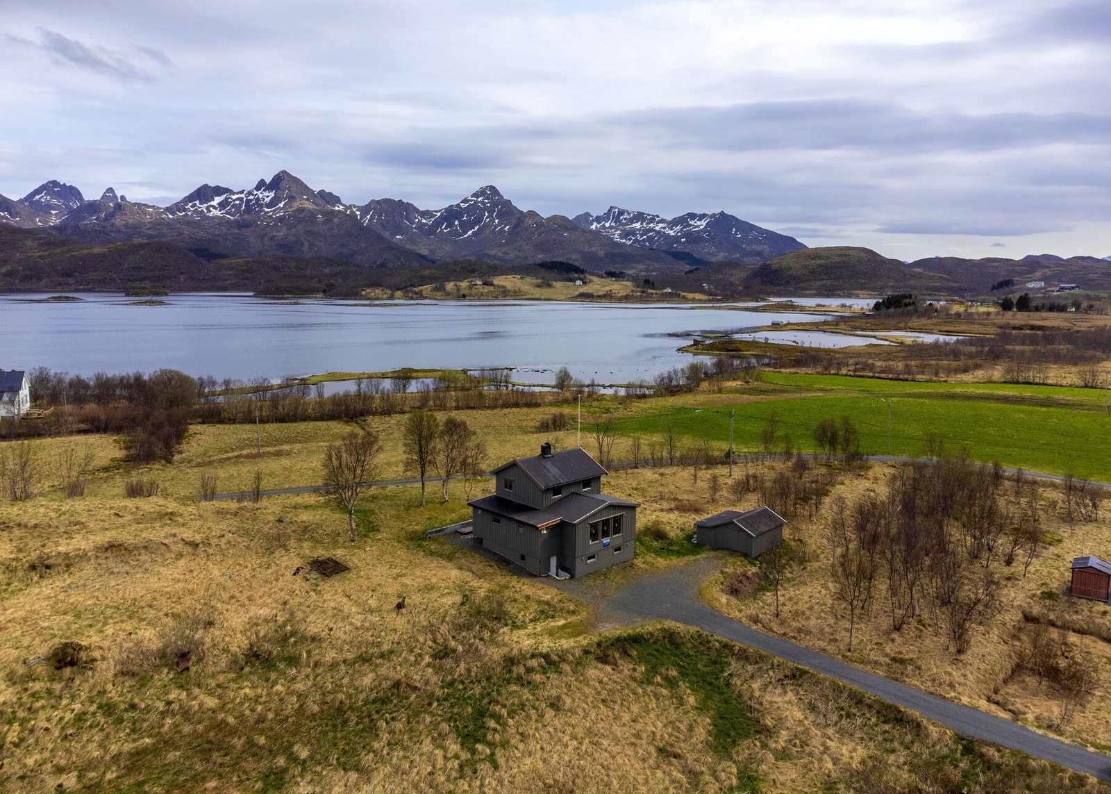 Velkommen til Kråkbergveien 39 - en koselig bolig med 4 soverom og uthus/garasje Galleribilde