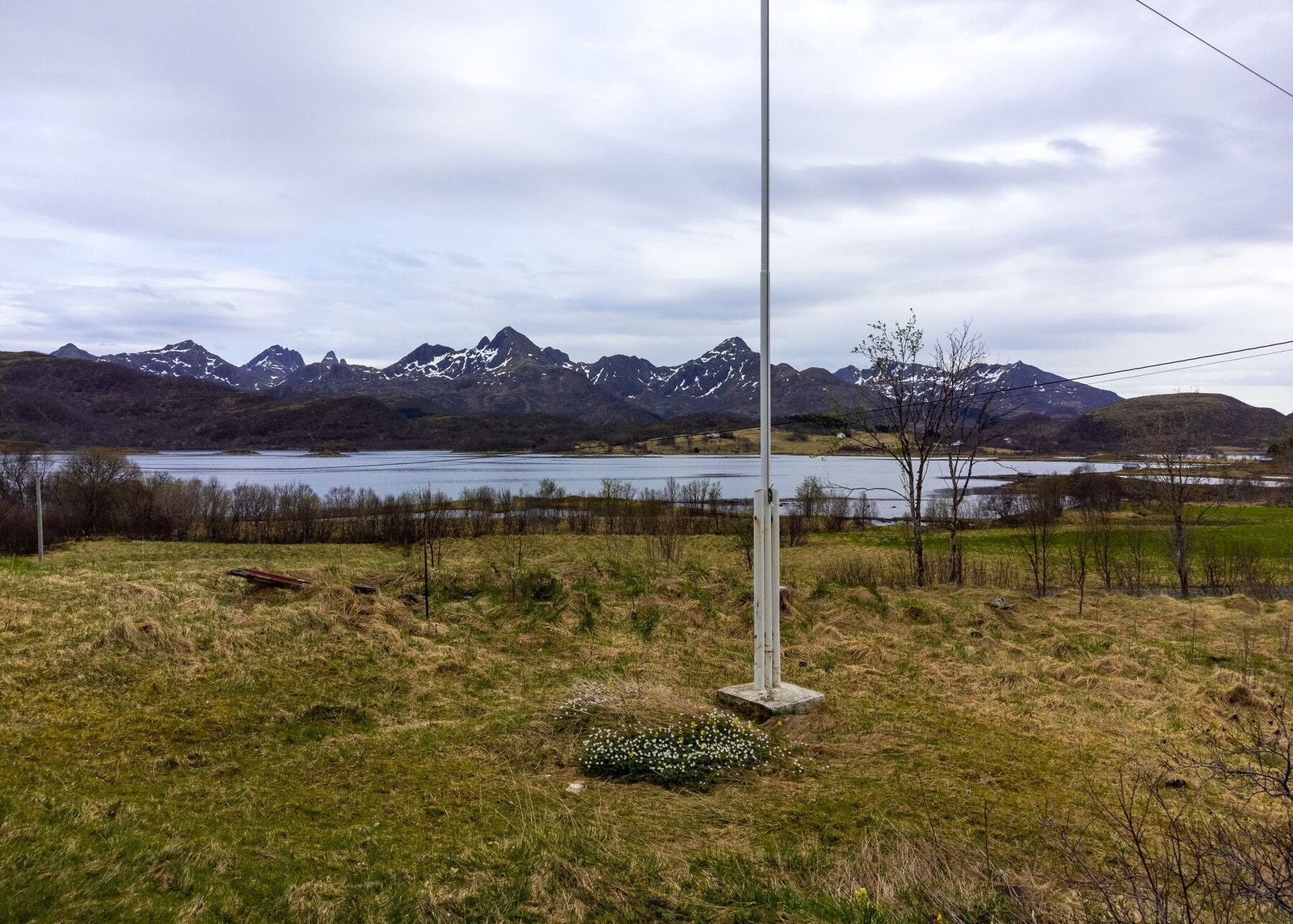 På tomten er det flaggstang, og fin utsikt mot sjøen Galleribilde