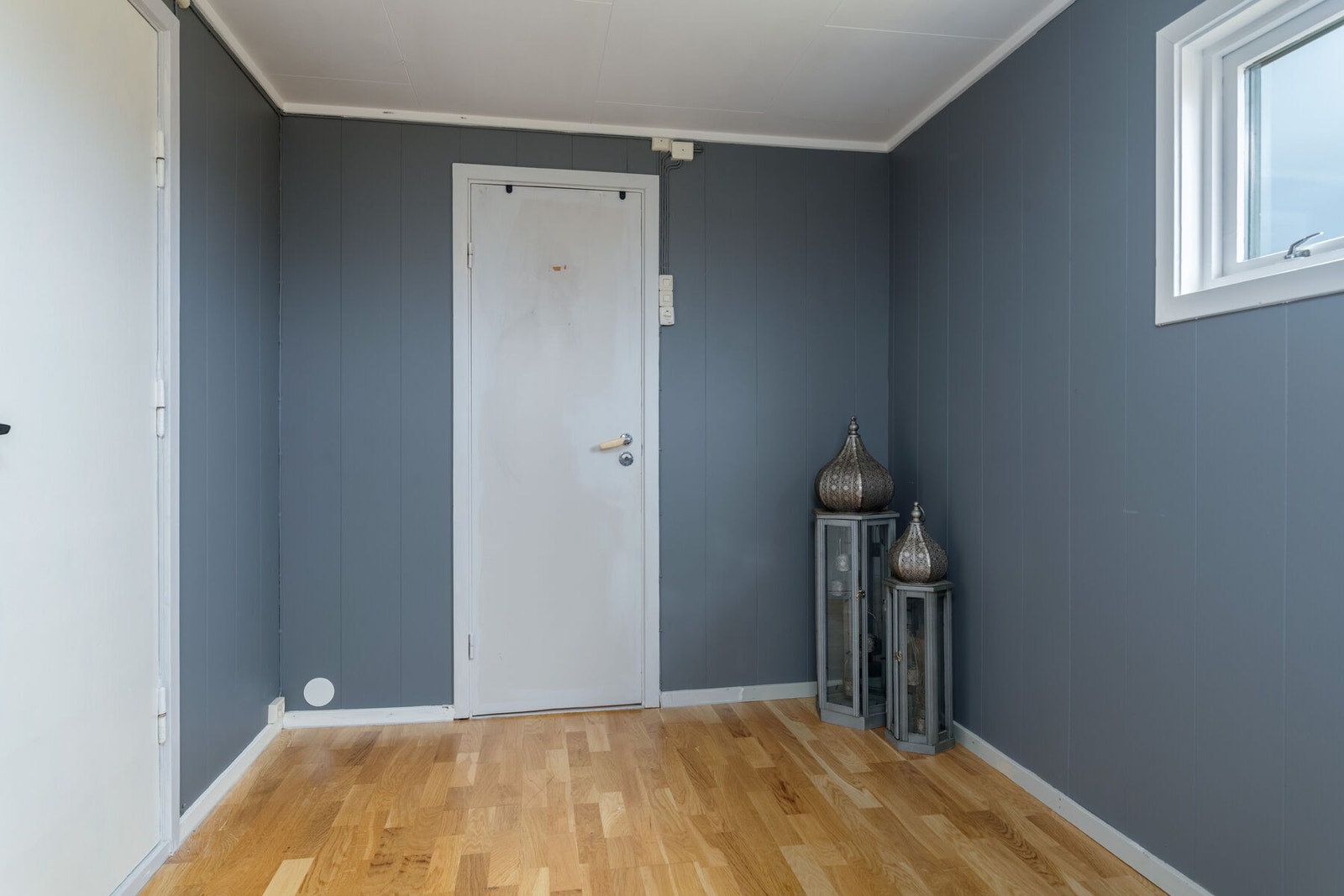 Entréen har god plass for klær og sko. Inngang til badet rett frem og stuen til venstre. Galleribilde