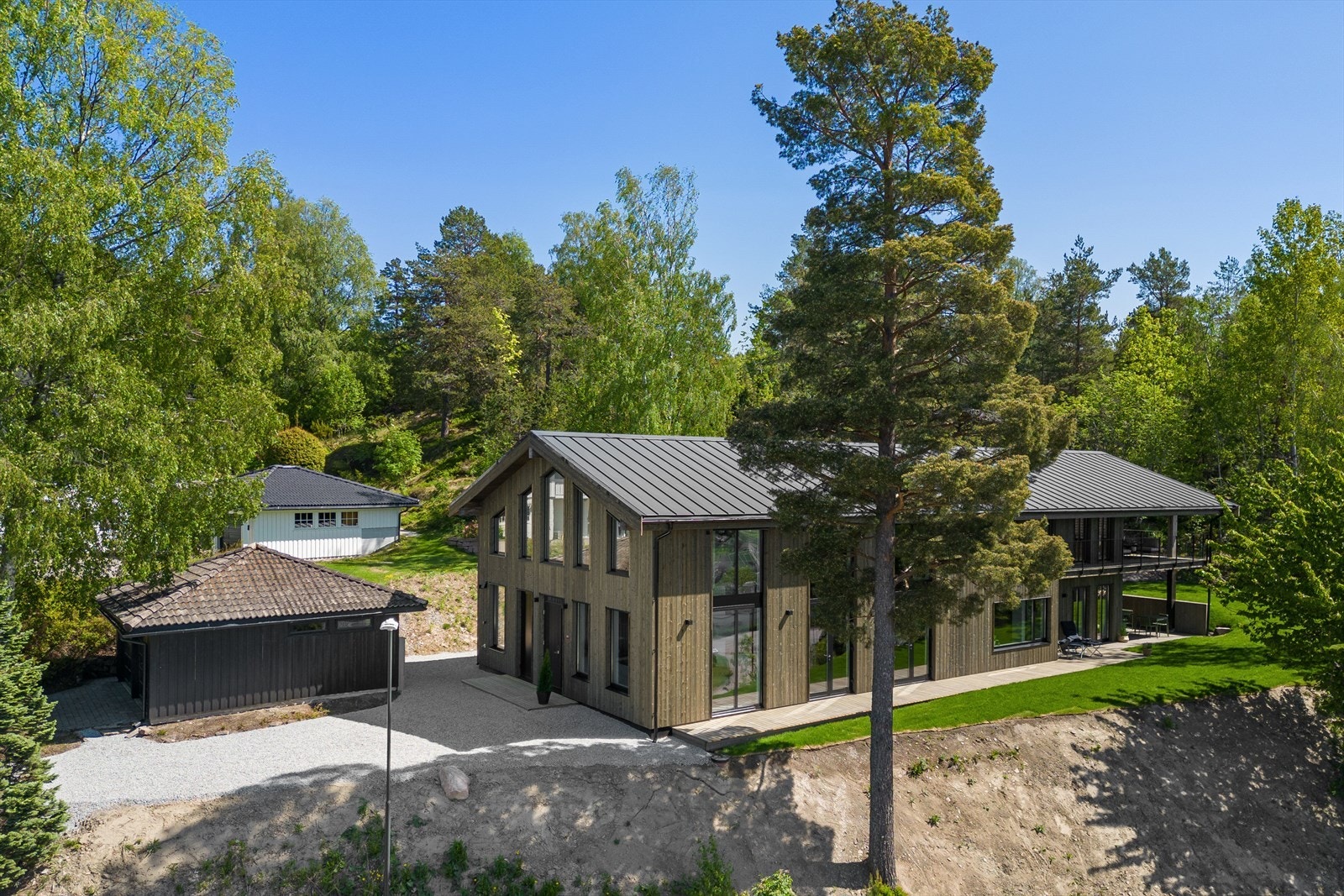 Huset ligger på en meget romslig tomt på hele 1756 kvm Galleribilde