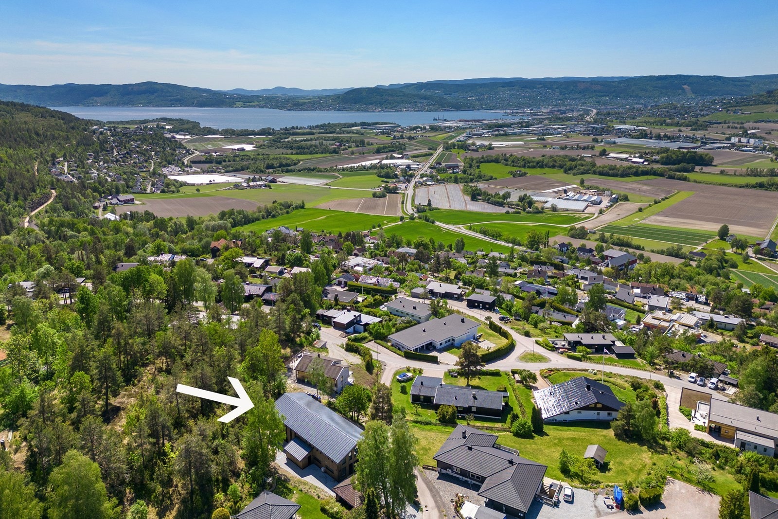 Boligen ligger i et stille og attraktivt boligområde i Reistadlia, med meget gode sol- og utsiktsforhold Galleribilde