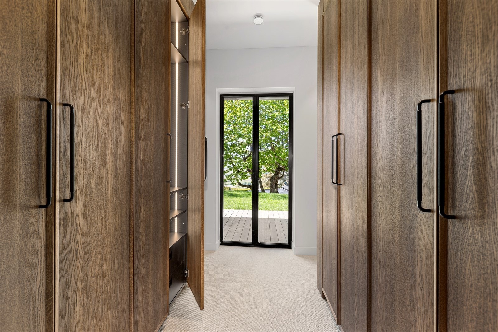 Hovedetasjen har en egen soveromsavdeling med to fløyer, hvorav hovedsoverommet har en-suite-løsning med bad og walk-in-closet Galleribilde