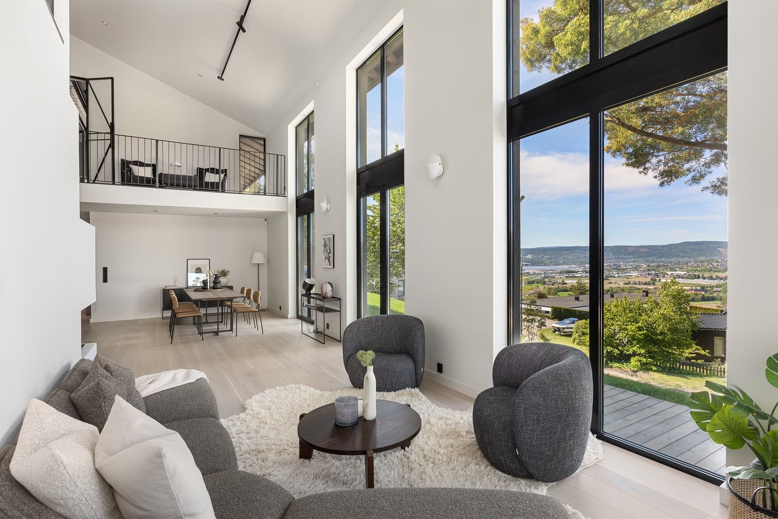 Huset ligger meget flott til på tomten, hvor du kan nyte meget gode sol- og utsiktsforhold Galleribilde