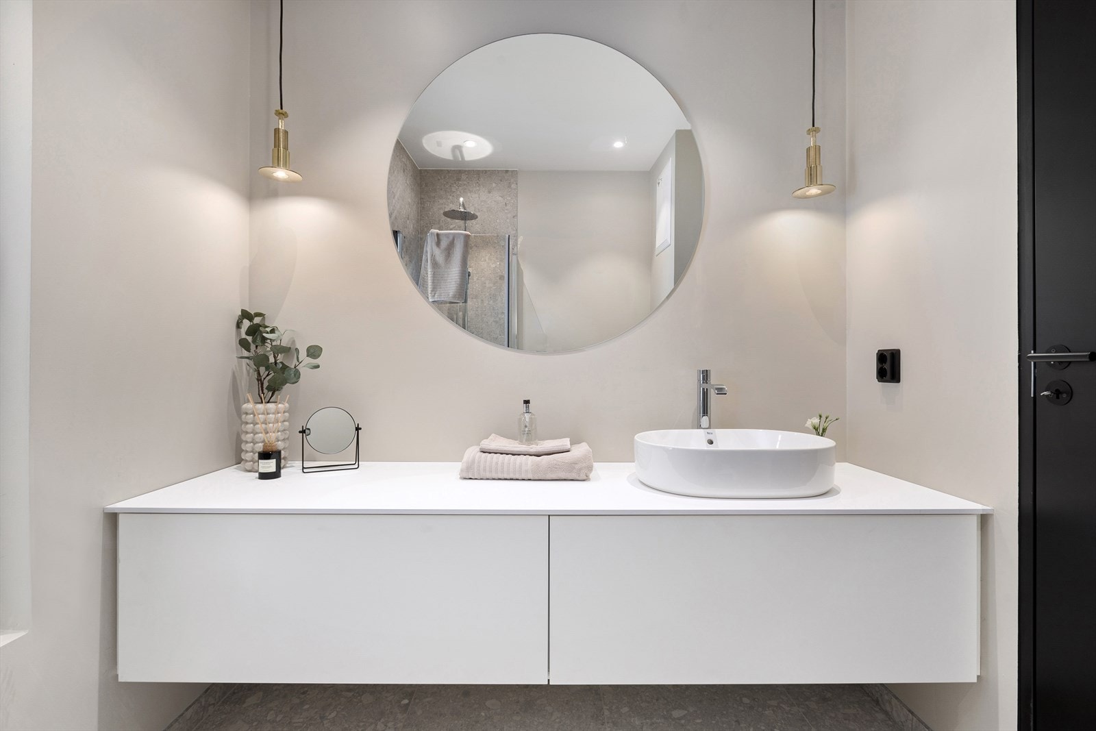 Badet er meget pent innredet med servant, toalett og dusj Galleribilde