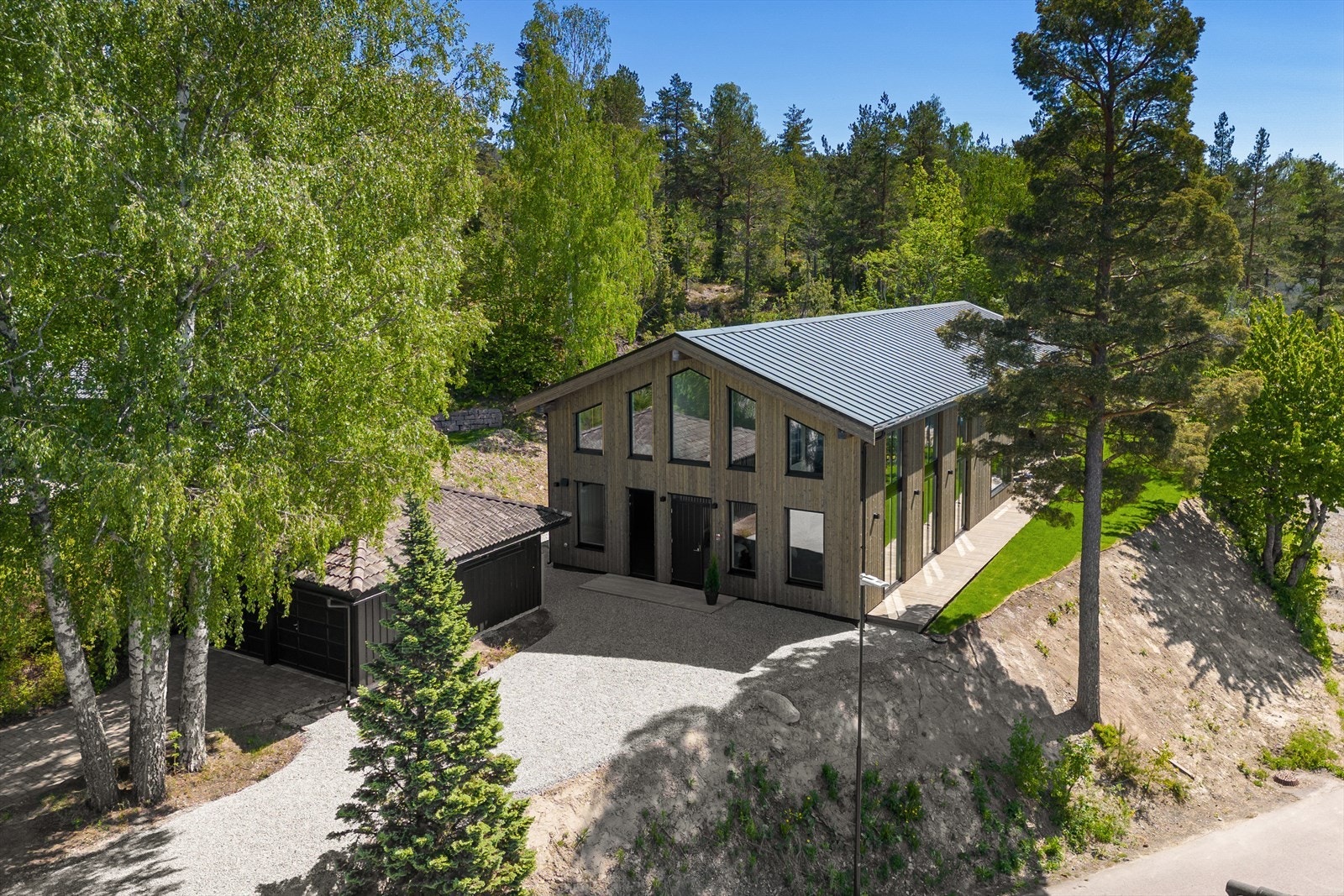 Huset ligger meget fint til i et populært nabolag med adkomst til friarealer med fotballbane, tennisbane, skøytebane m.m direkte fra egen tomt Galleribilde