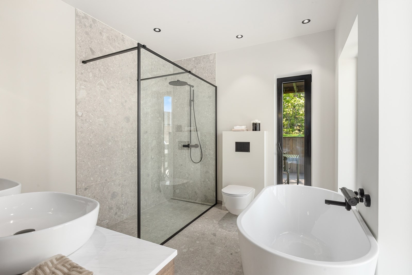 I tilegg inneholder badet badekar, dusj og toalett. Badet har flis på gulv og i dusjsone, samt malte overflater forøvrig. Galleribilde