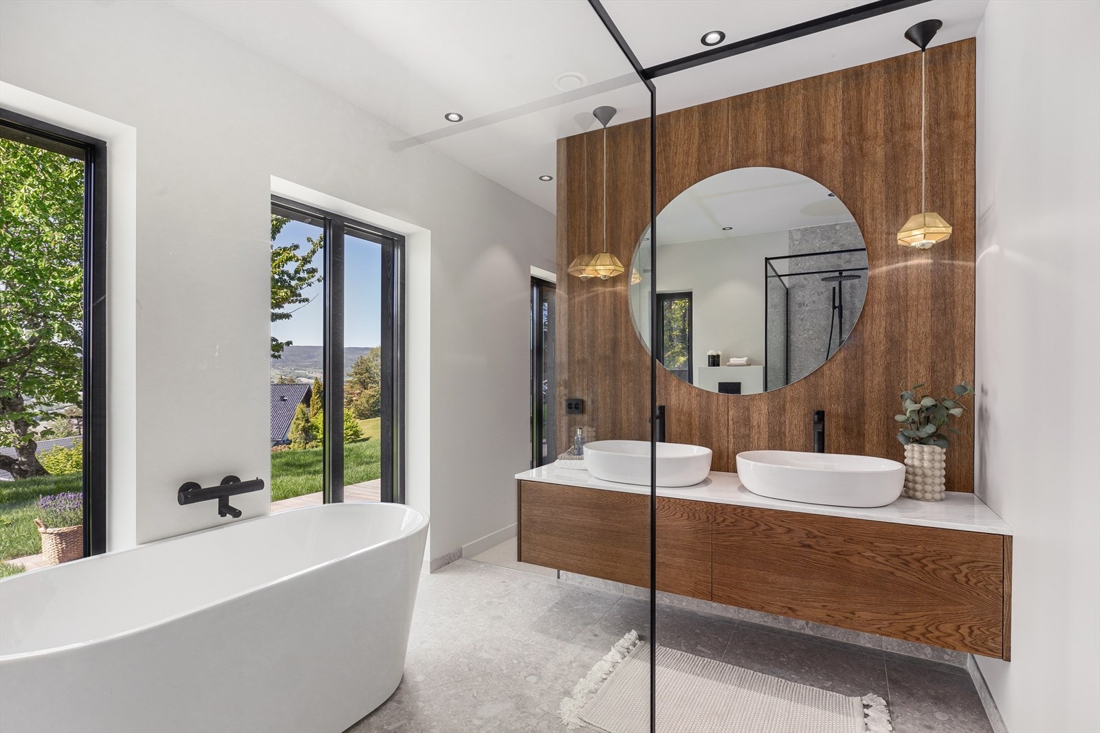 Badet har vegghengt innredning med dobbelt servant. Benkeplate av Calcatta marmor. Galleribilde