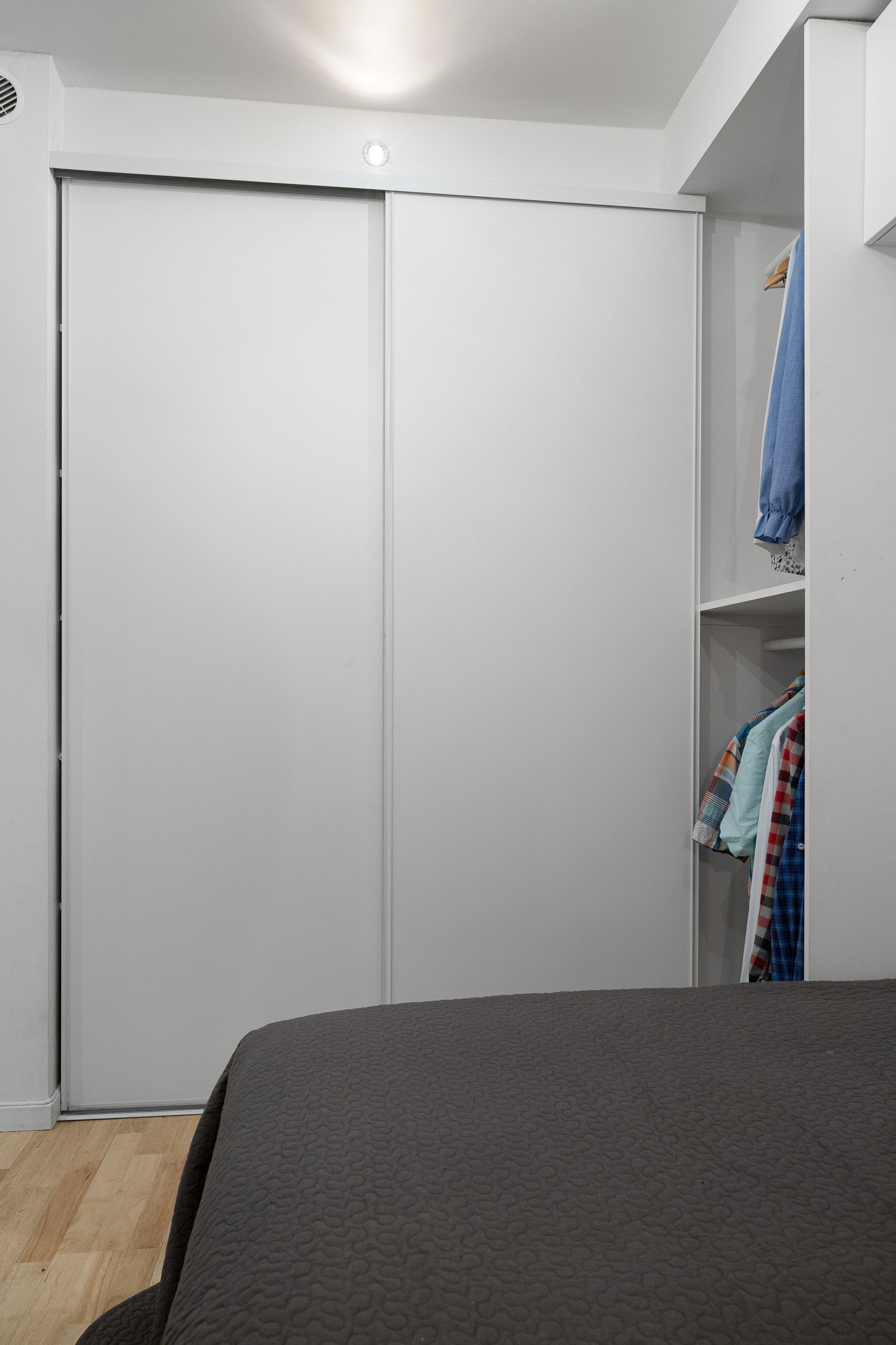 Det er i tillegg god oppbevaringsplass i skyvedørsgarderobe. Galleribilde