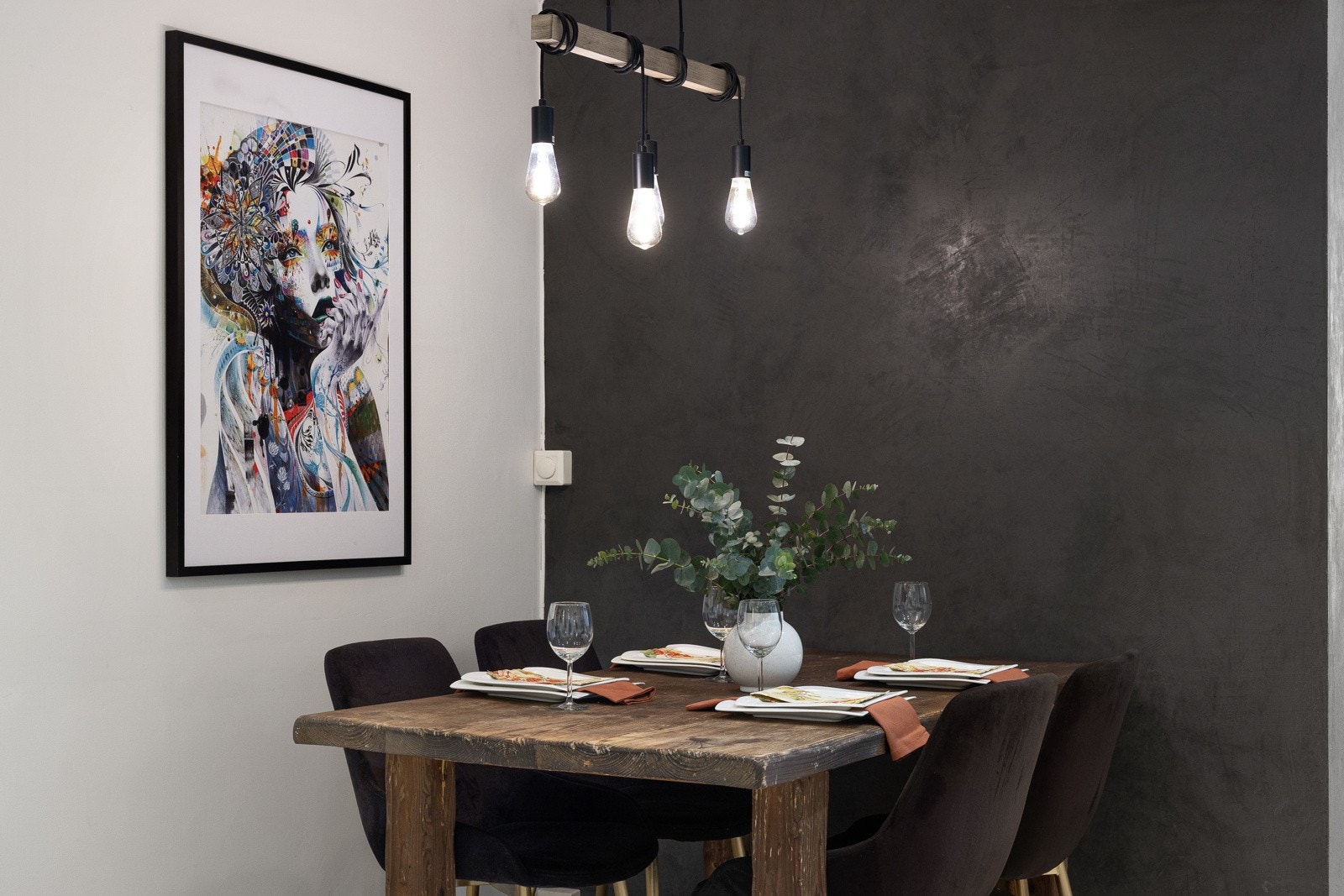 Leiligheten er malt i en fin kombinasjon av lyse og mørke farger. Galleribilde