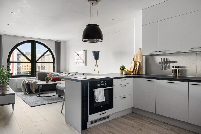Moderne og åpen planløsning. Her er det enkelt å se at det er lagt stor vekt på både praktisk utforming og estetikk. Galleribilde