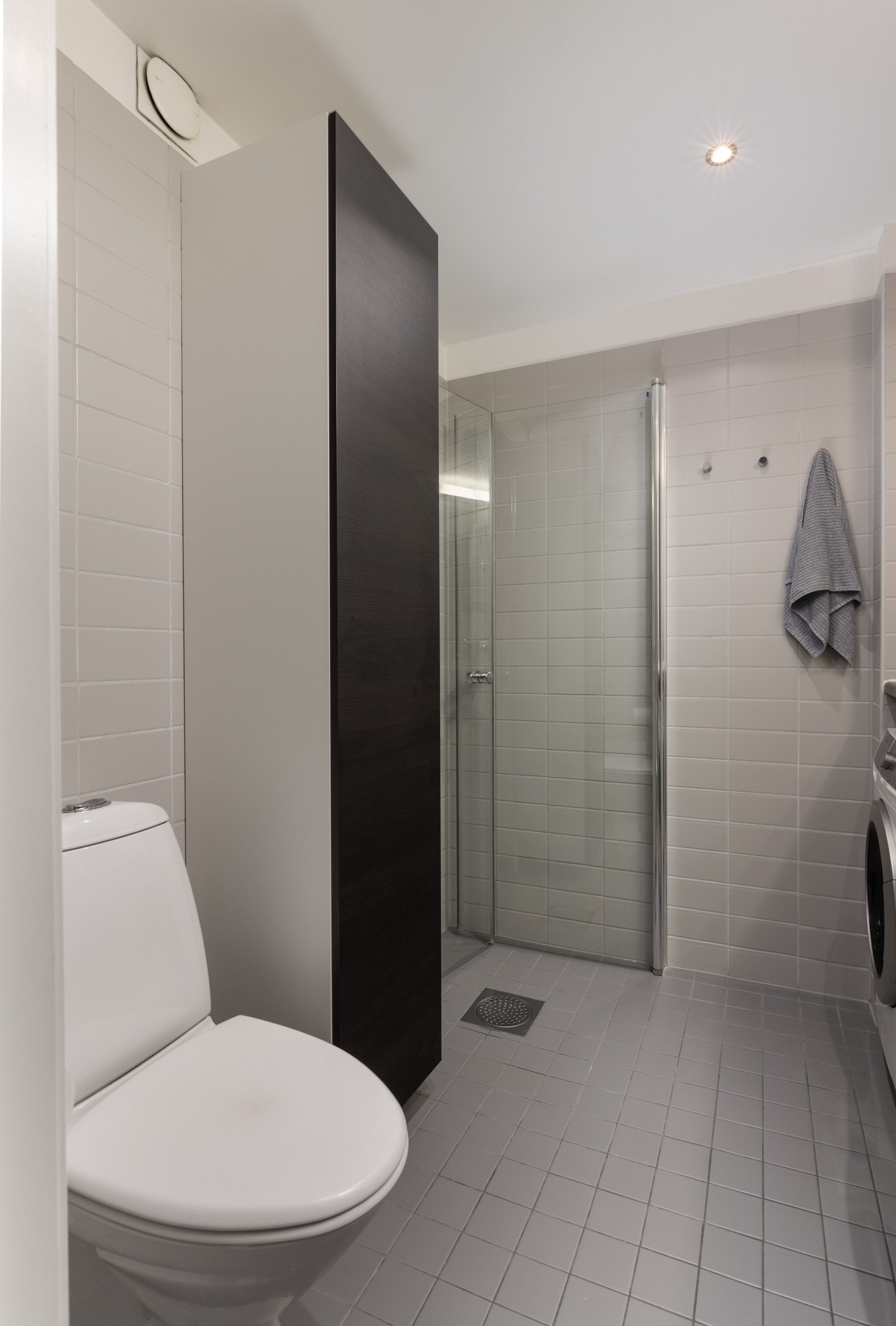 Det flislagte badet har dusjhjørne, varmekabler, downlights og balansert ventilasjon. Galleribilde