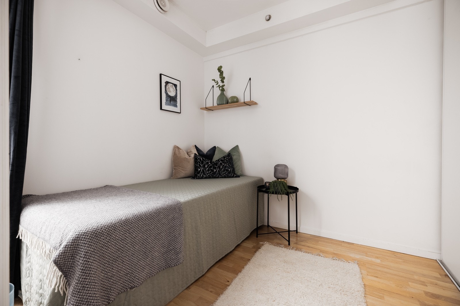De to fine sovealkovene er på hver sin side av entreen. Galleribilde