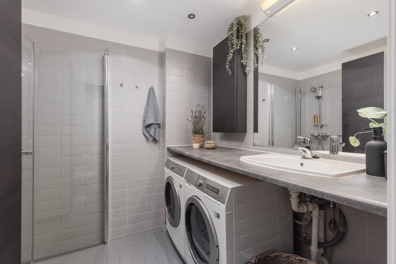 Leiligheten har et pent bad/wc/vaskerom som er oppusset i 2006. Benkeplaten på badet er hevet i 2018, slik at det er plass til vaskemaskin og tørketrommel under. Galleribilde