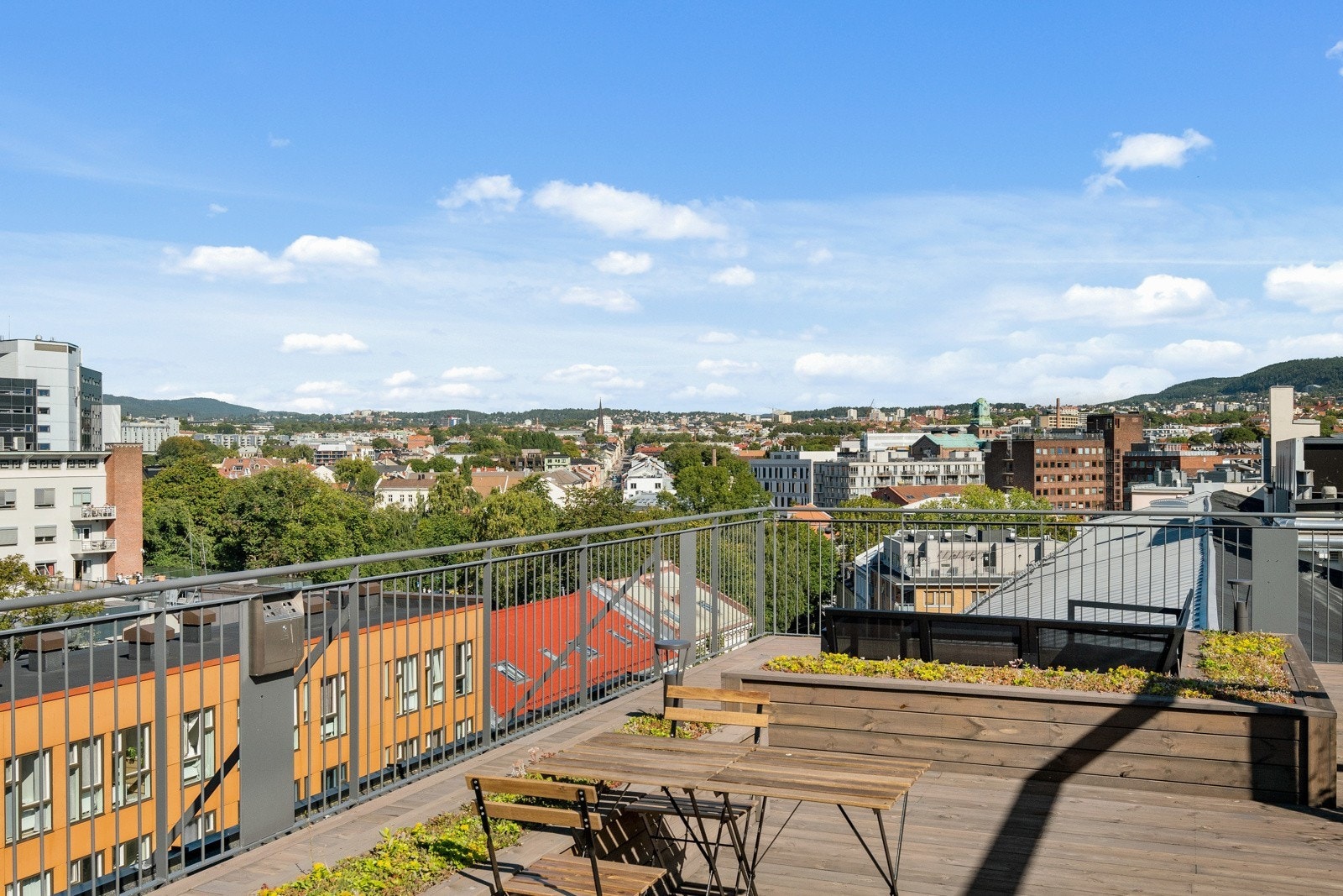 Du har tilgang på en stor og flott takterrasse på toppen av bygget med gode solforhold hele dagen. Galleribilde