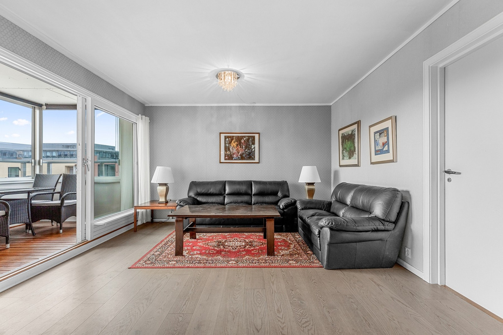 God plass til sofagruppe på stua. Galleribilde