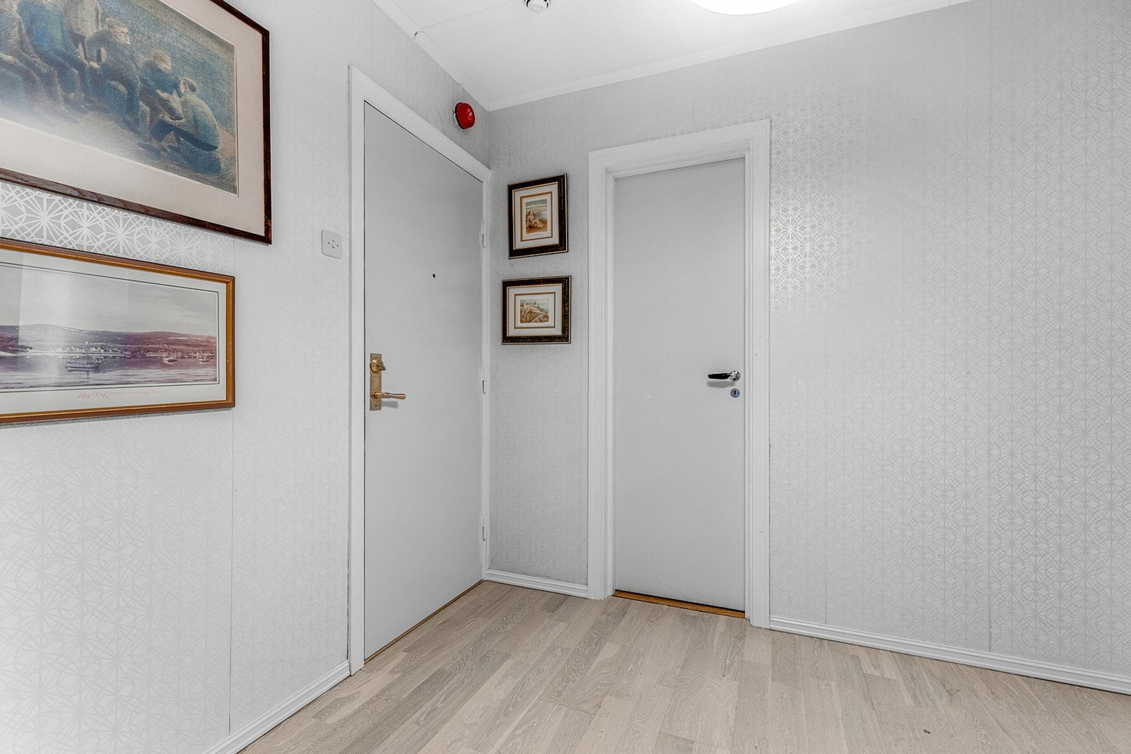 Entré med tilknytning til bod. Det er også bod i kjeller. Galleribilde