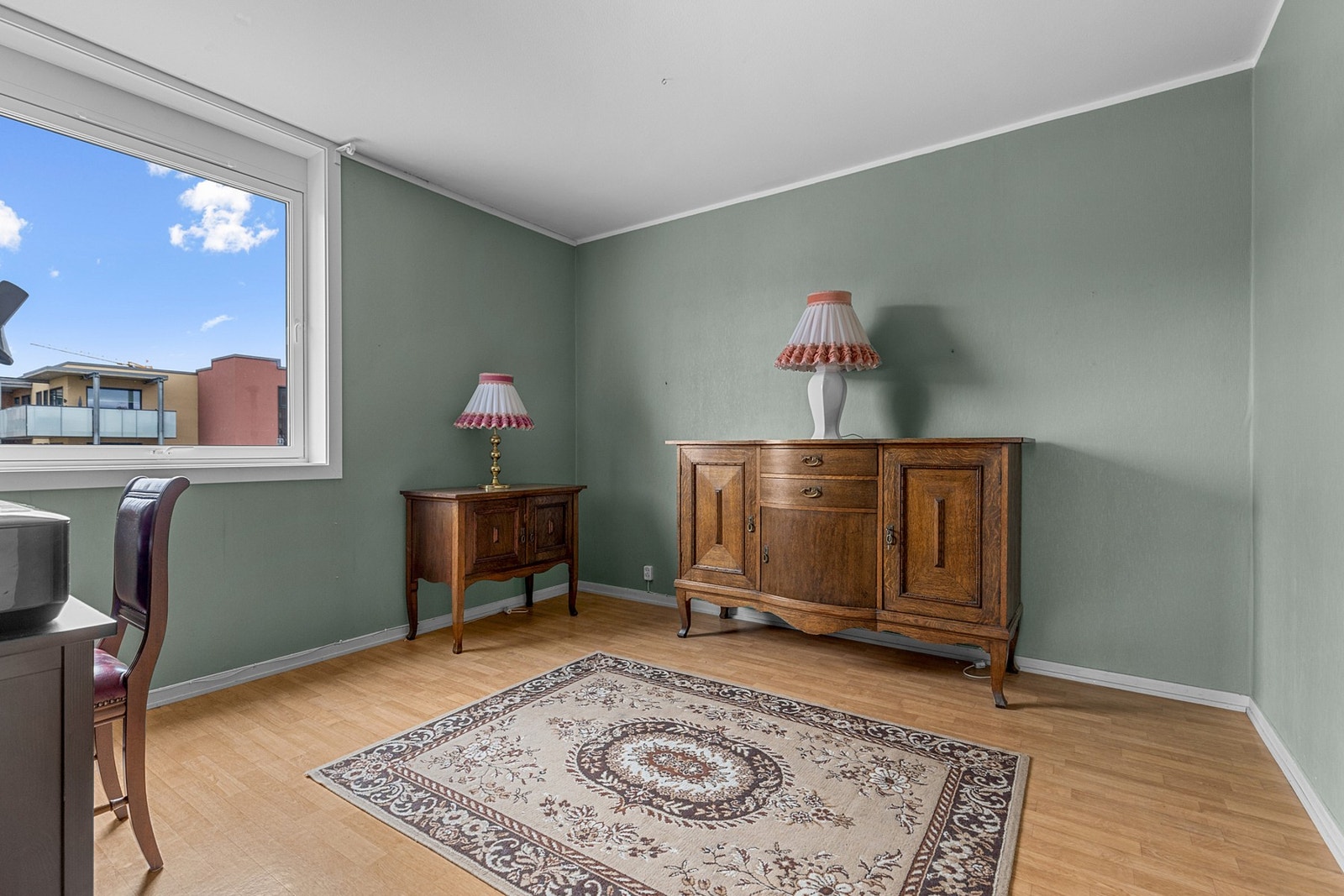 Soverom på ca. 12,7kvm med god plass til ønskelig møblement. Galleribilde