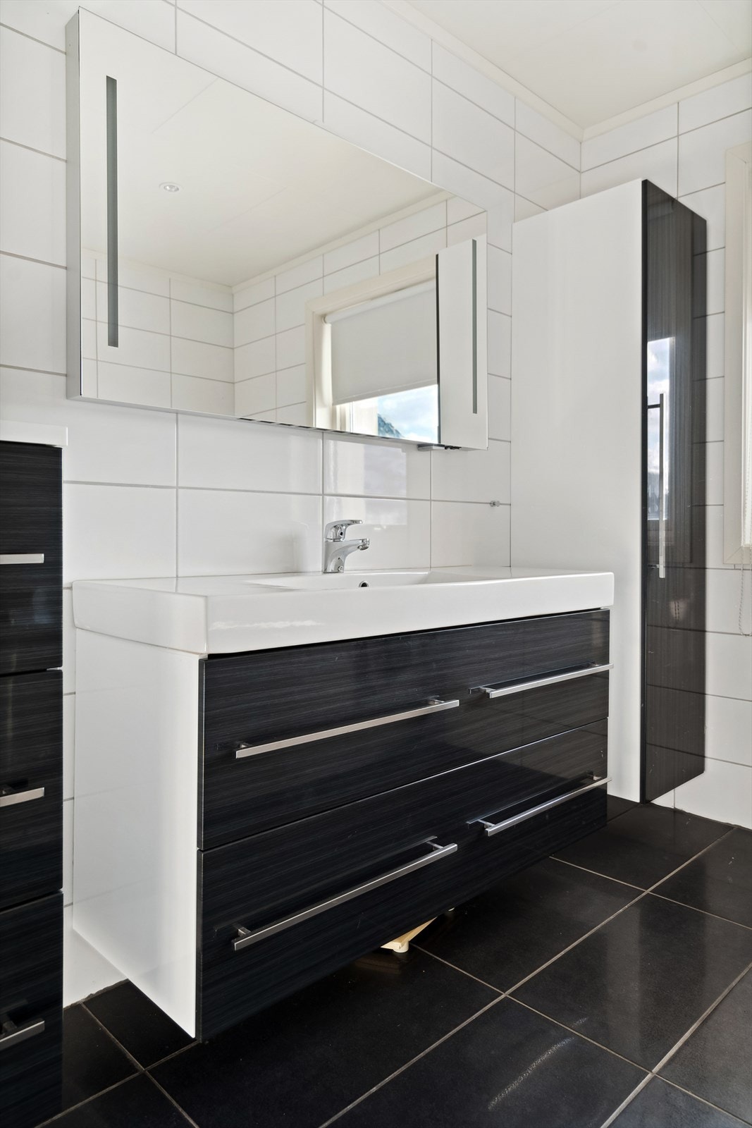 Badet beliggende i 1.etg er opplyst sist oppgradert i 2015 utført som egeninnsats. Delvis tilleggsdel. Galleribilde