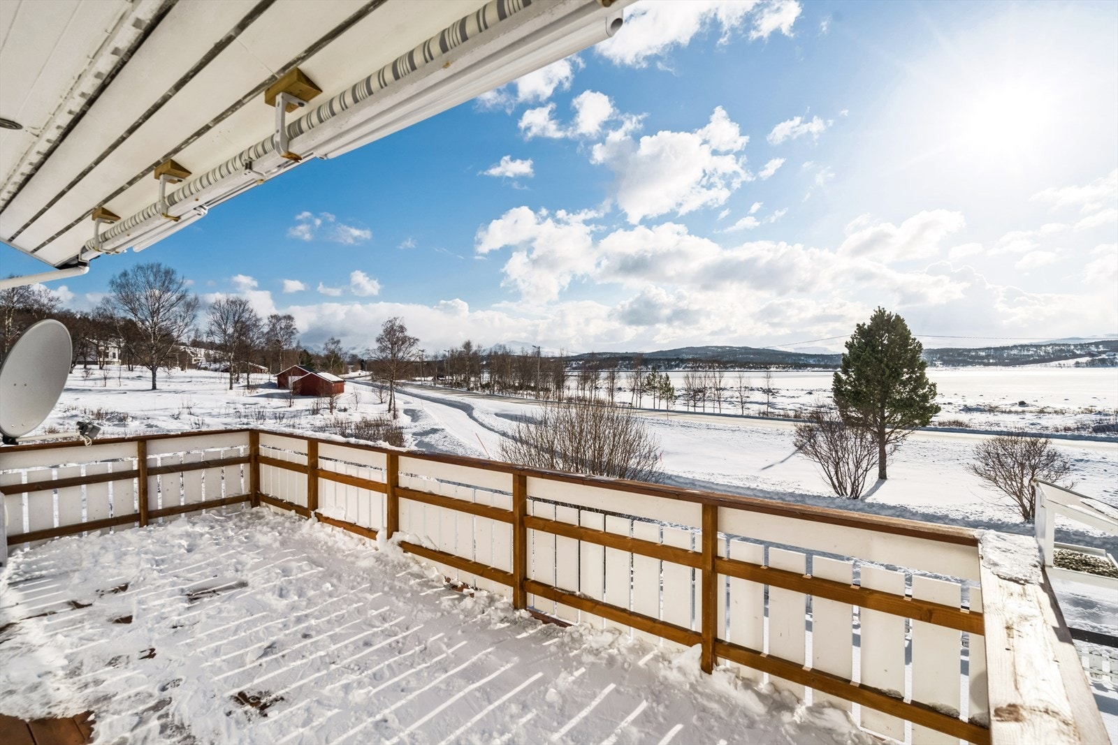 Veranda på sørsiden av boligen fra ca. 2015 på ca. 16 m2. Her kan du nyte nydelig utsikt mot Storjord og havet. Galleribilde