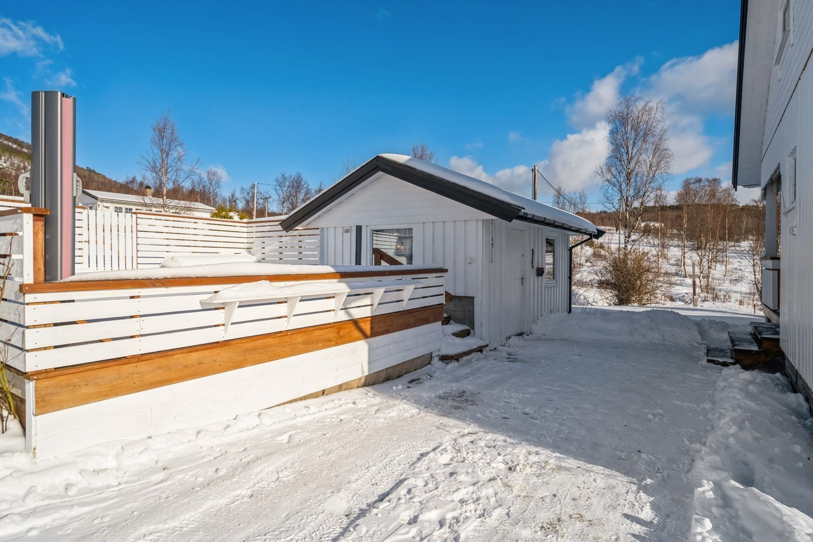 1 uthus fra 1995. Uthuset har innlagt strøm og lys med åpent enkelt anlegg. Terrasse på vestsiden av bygningen på ca. 35 m2. Galleribilde