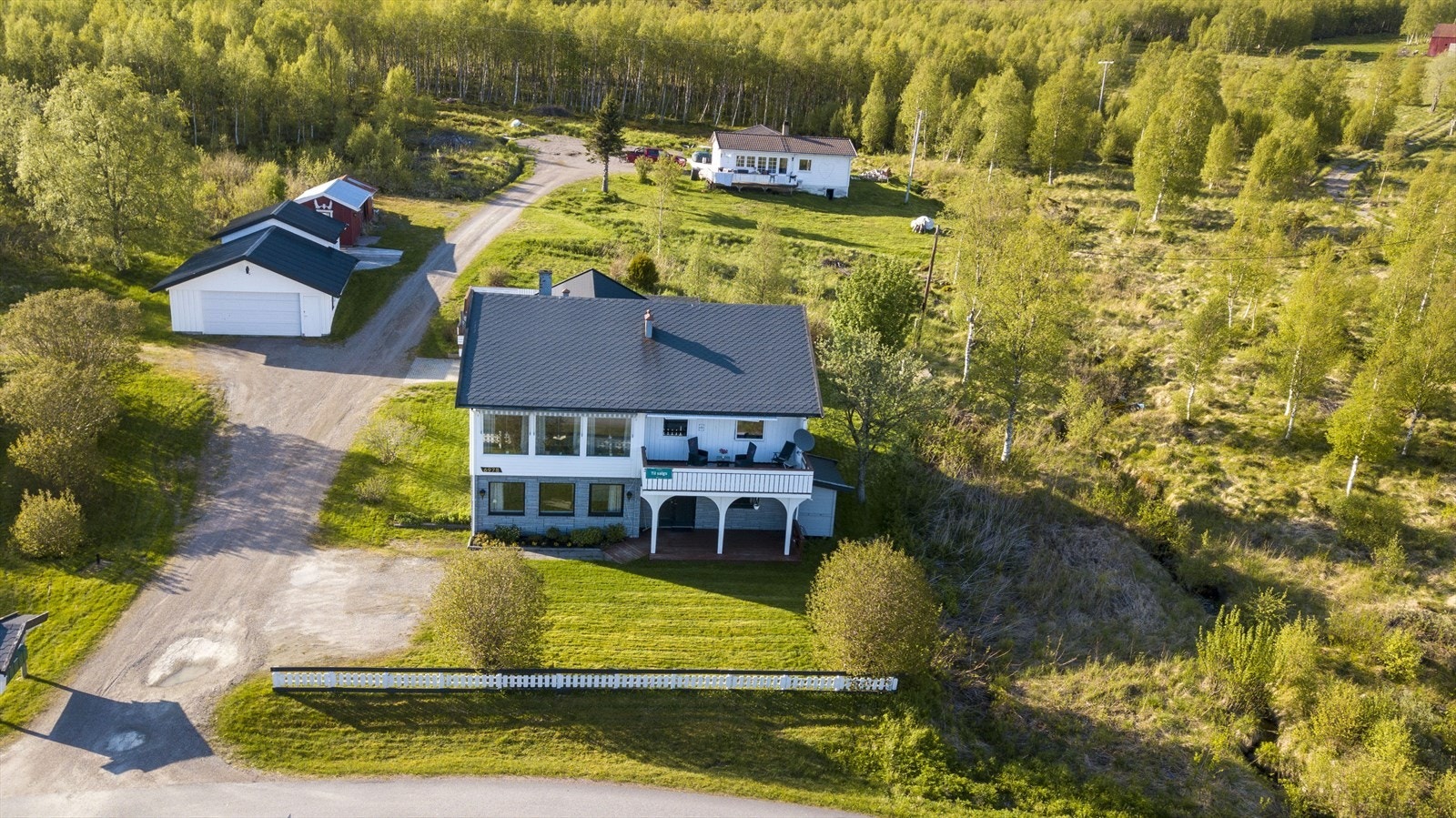 En innholdsrik eiendom beliggende i landlige og flotte omgivelser. Bebygget med enebolig fra 1978, garasje fra 1980 og 2 uthus. Galleribilde