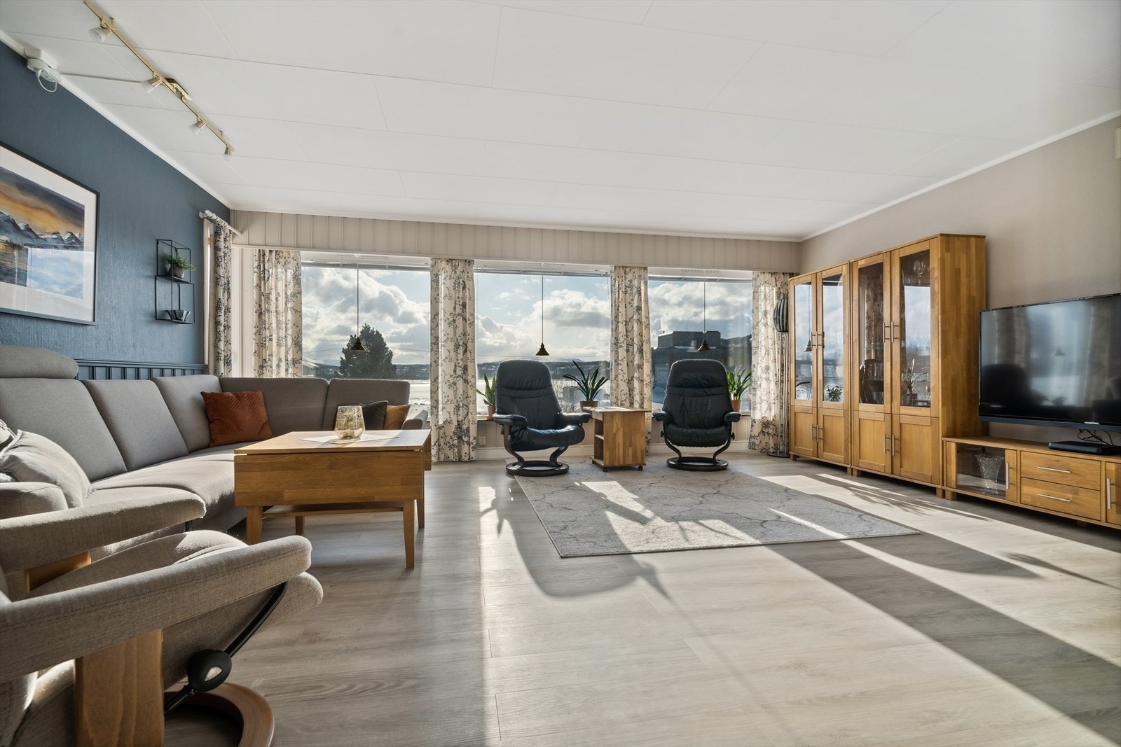 Romslig stue i boligens 1.etg med flott utsyn mot Storjord og havet. Galleribilde
