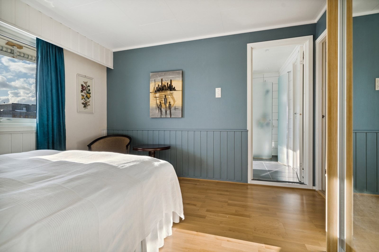 Soverom 1. I tillegg til egen inngang til baderom er det direkte tilgang fra soverommet. Galleribilde