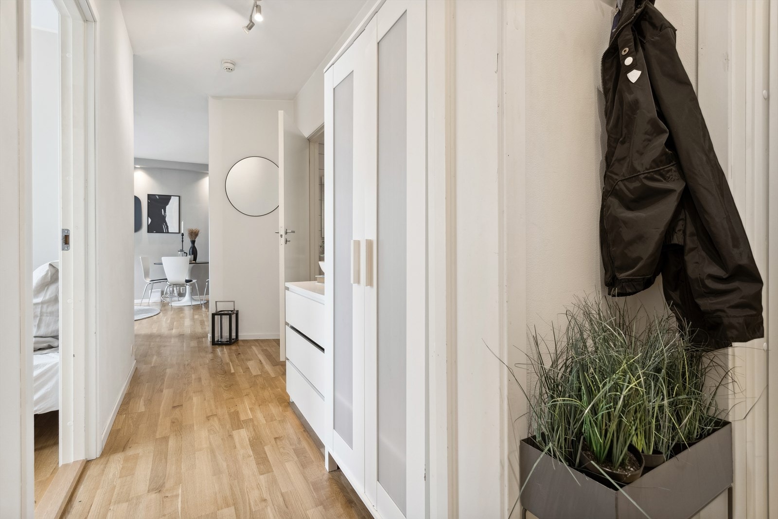 Romslig gang med garderobe. Galleribilde