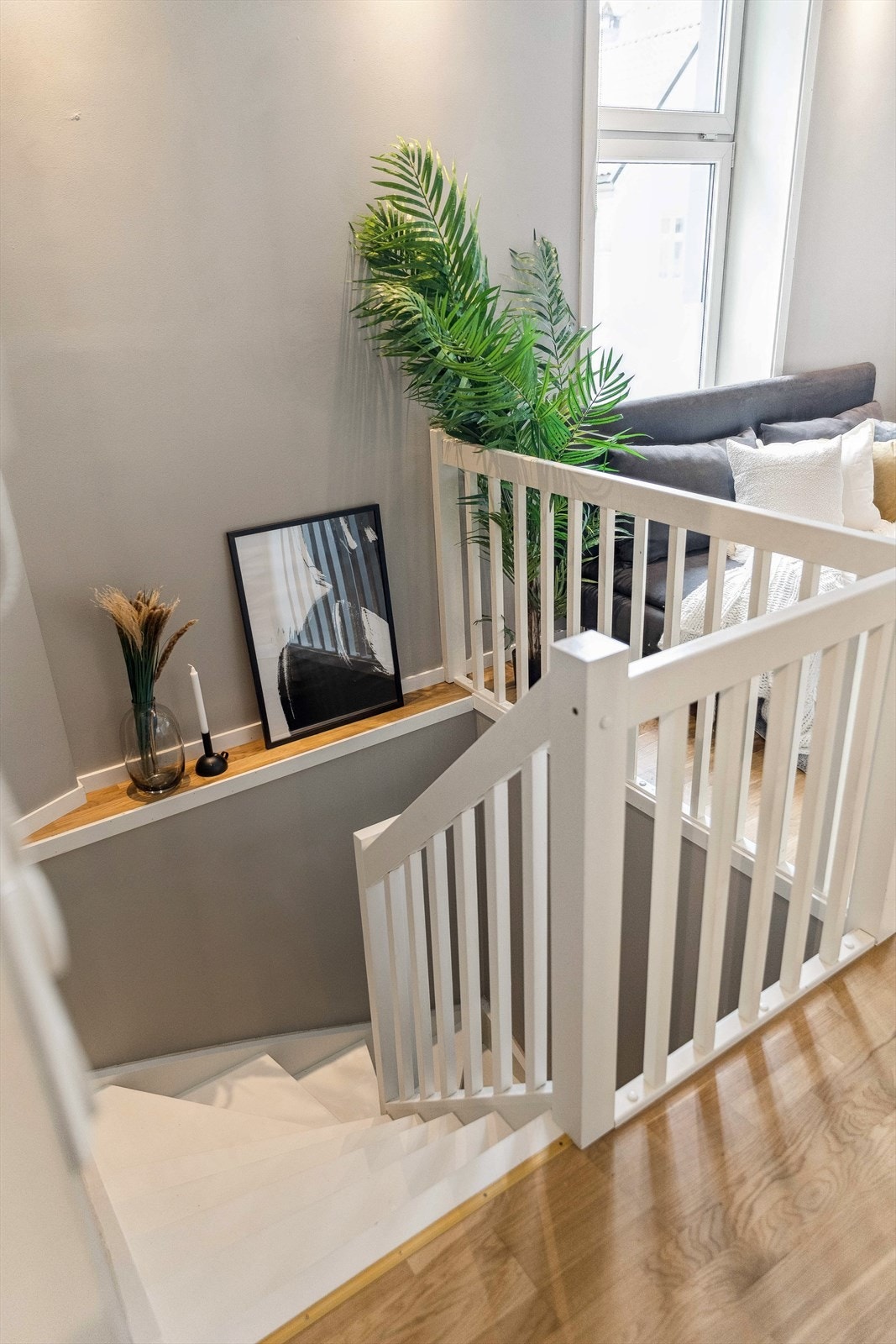 Trappe mellom 1. etasje og underetasje. Galleribilde