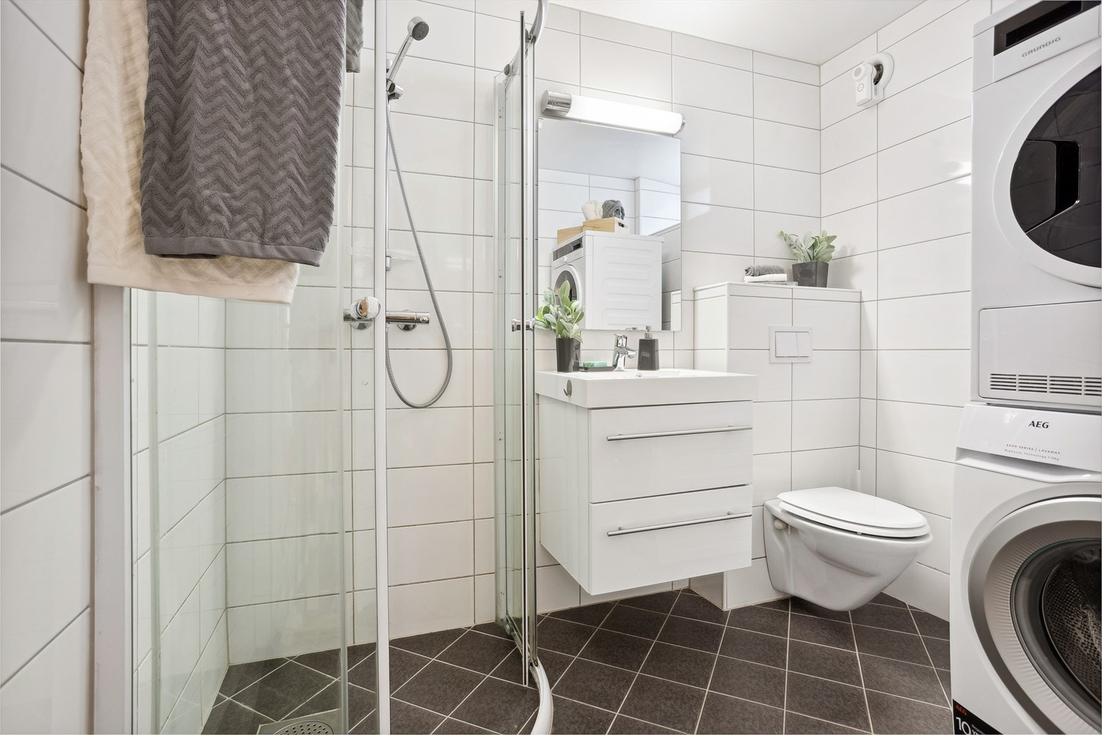 Baderom underetasje. Varmekabler i gulv og plass til vaskemaskin/tørketrommel. Galleribilde
