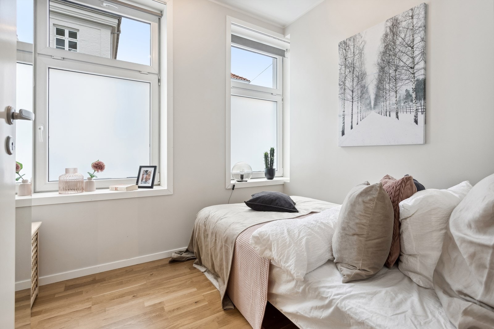 Soverom 1 i 1. etasje. Det er garderobeskap på alle 3 soverom. Galleribilde