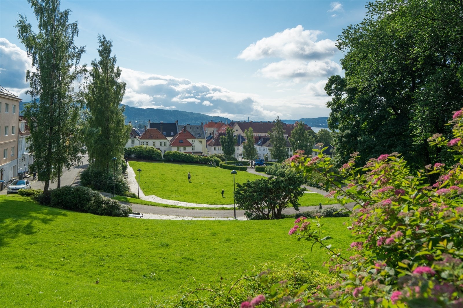 Flere flotte parker i kort avstand fra leiligheten. Nyrenoverte "Gravene" ligger bare 100 meter unna. Her bilde fra den største parken Meyermarken. Galleribilde