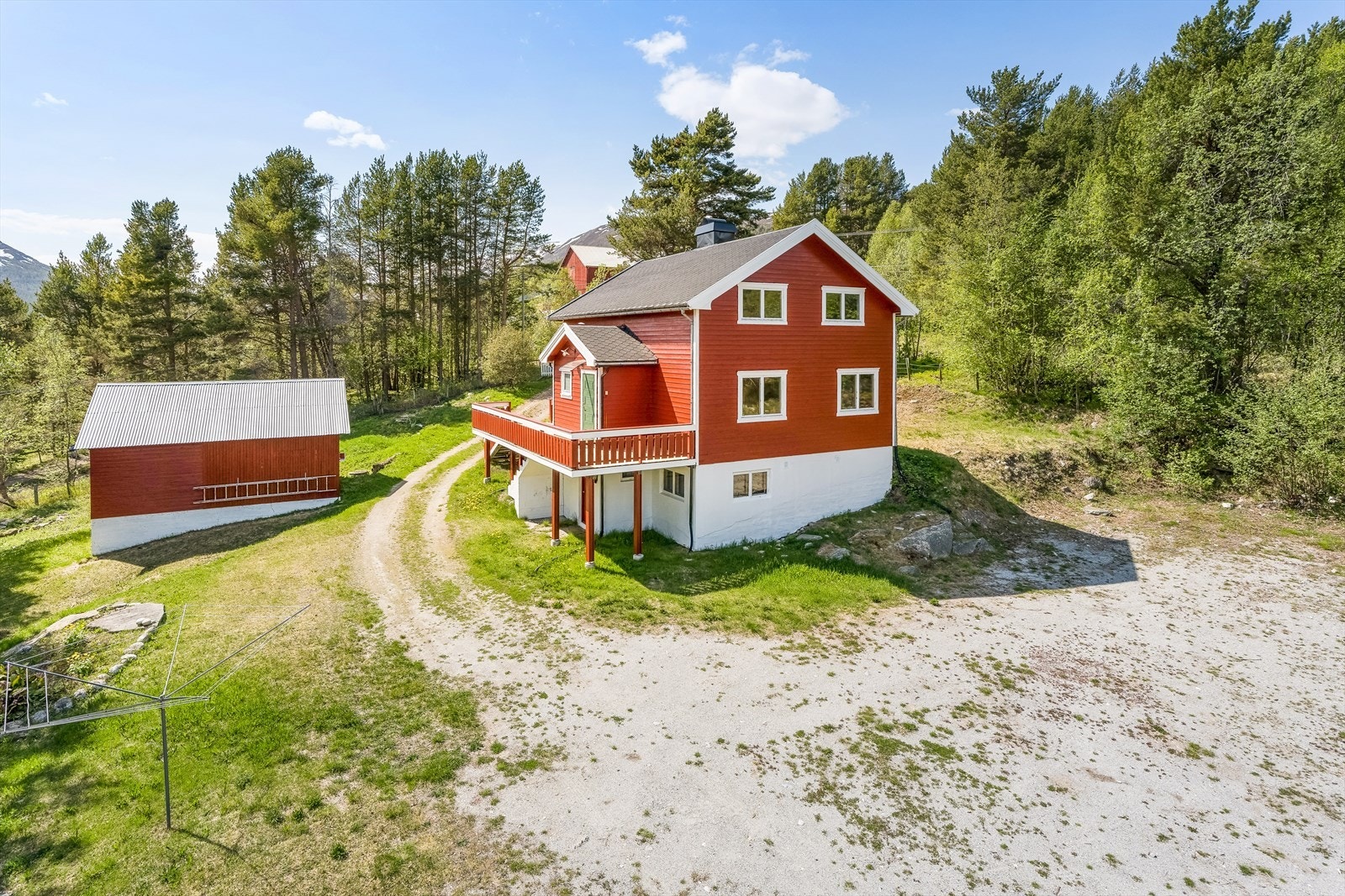 Flott tomt med god plass til flere biler. Galleribilde