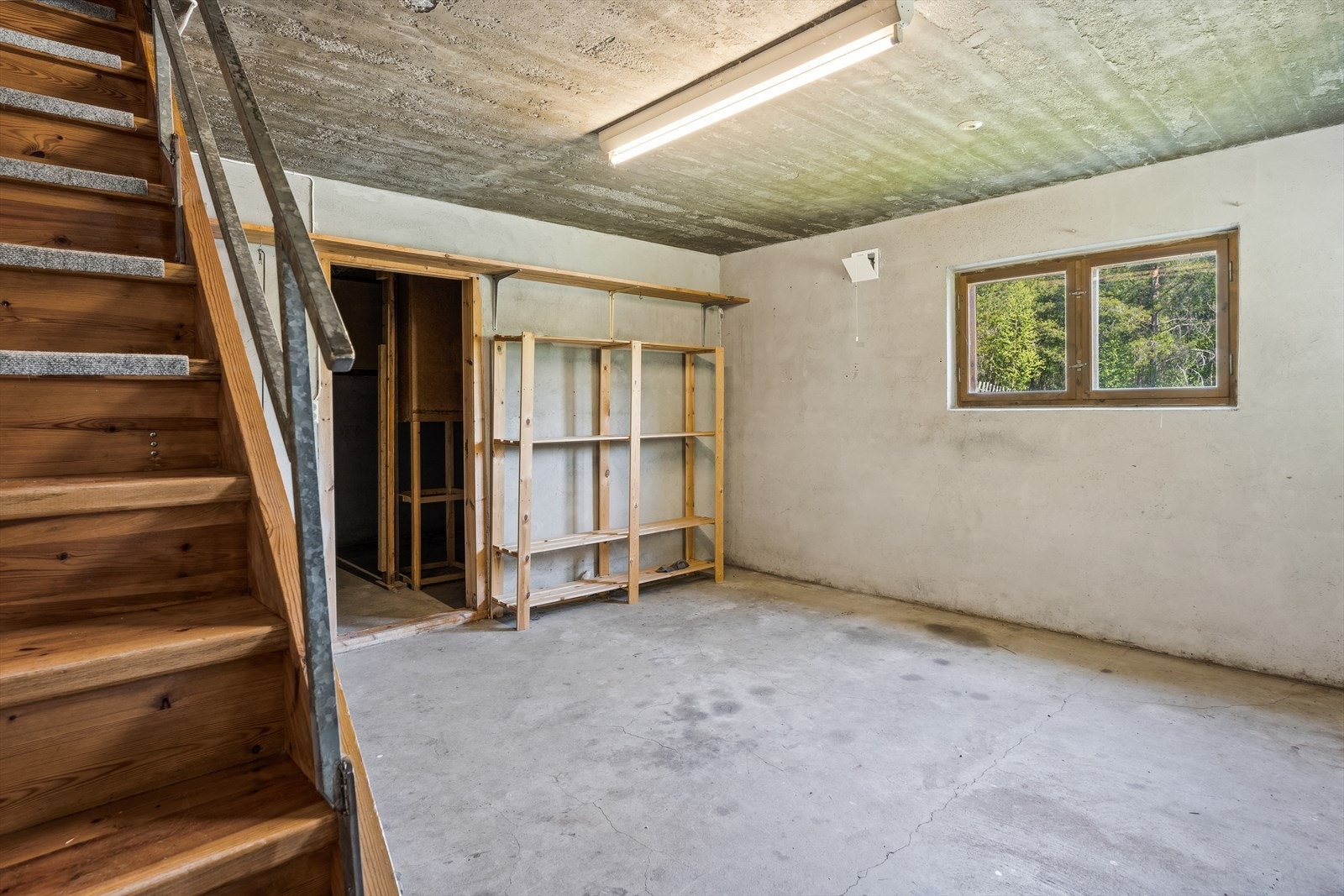 Kjelleren består av trapperom/gang, teknisk rom og 2 boder. Galleribilde