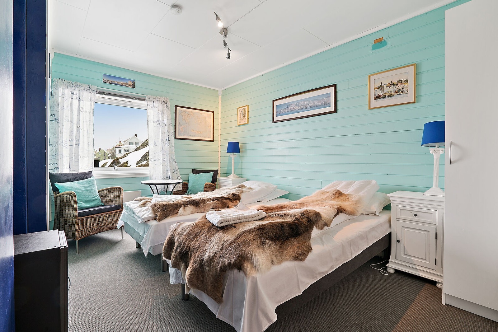 Romslig soverom med god belysning. Galleribilde