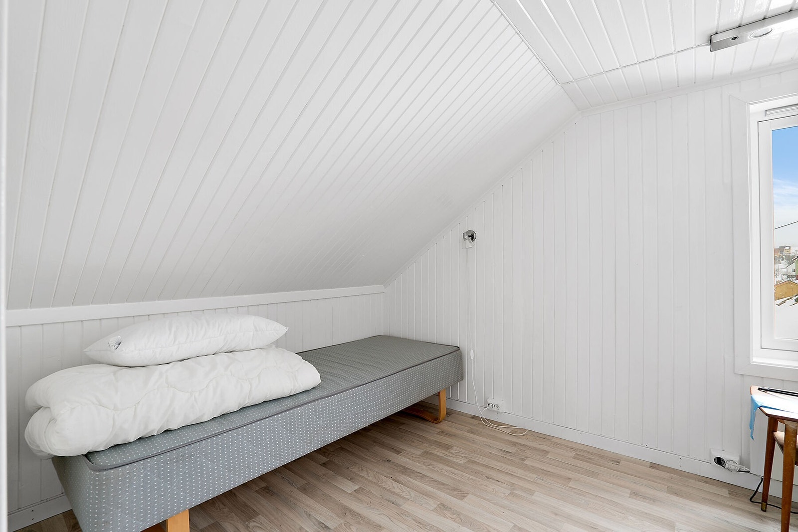 Soverom på loft med lyse overflater. Galleribilde