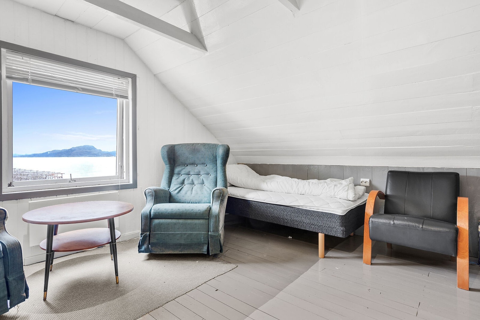 Soverom/loftstue med flott utsikt fra vindu! Galleribilde