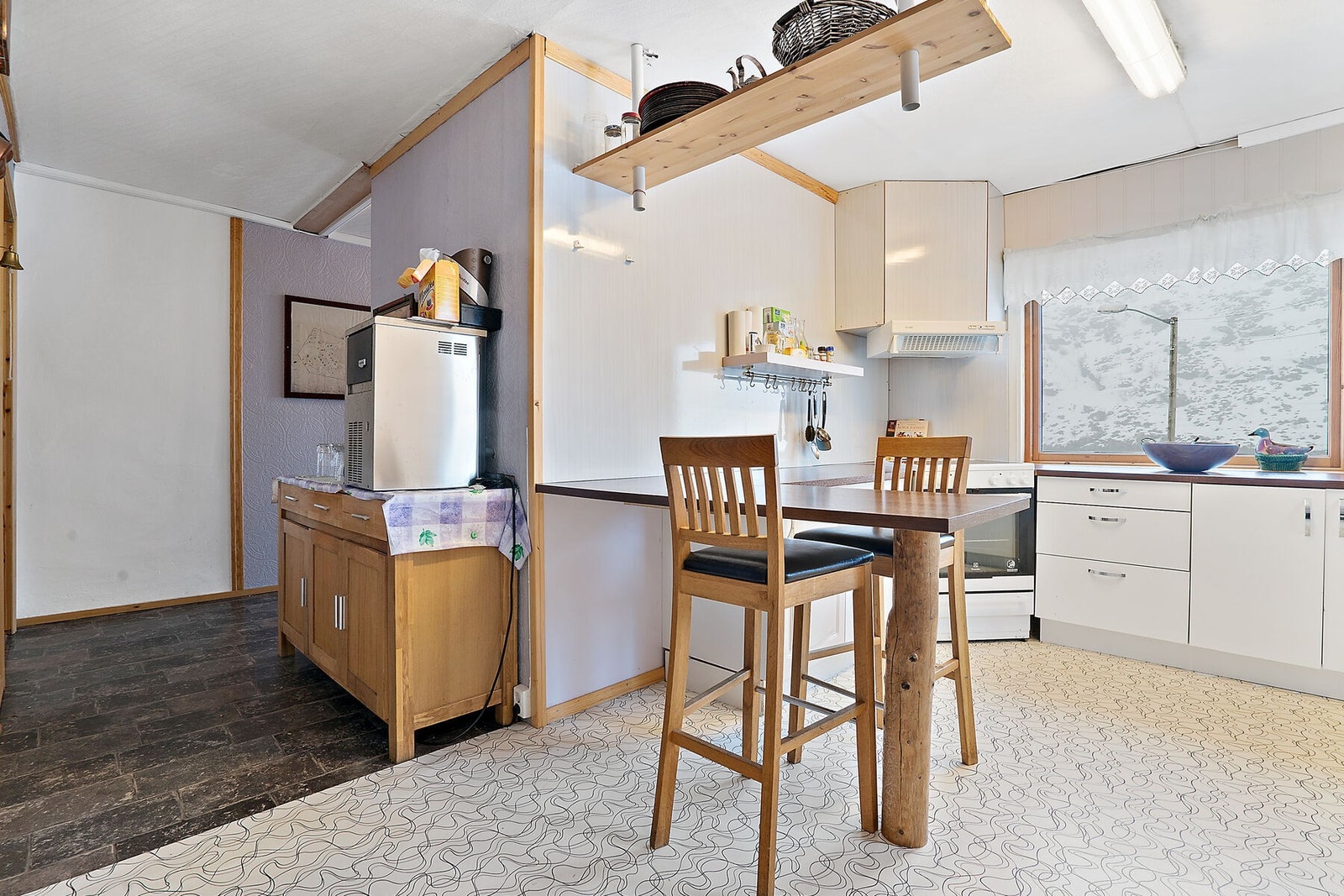 Kjøkken i 2.etasje med smart barløsning. Galleribilde