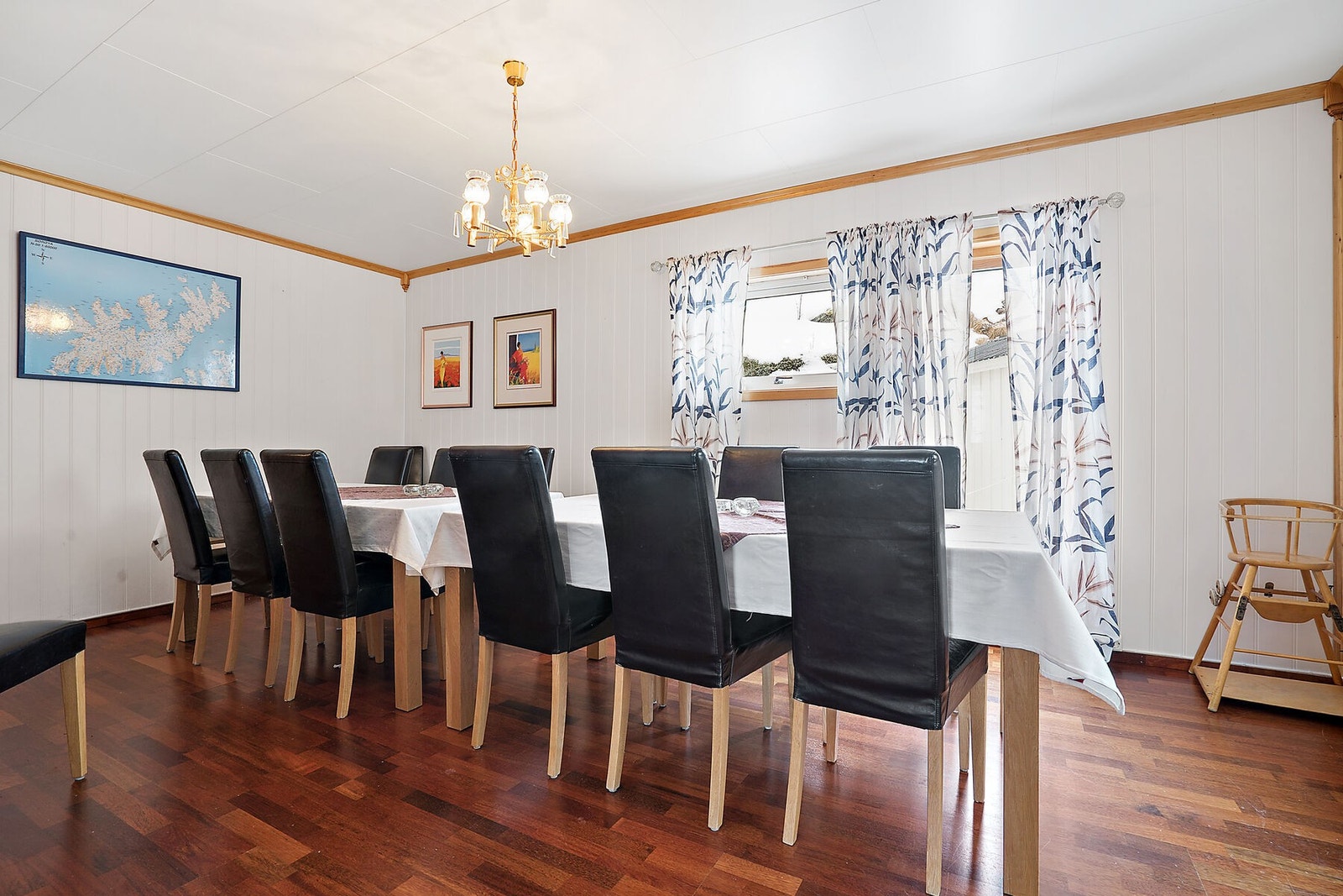 Romslig spisestue. Galleribilde