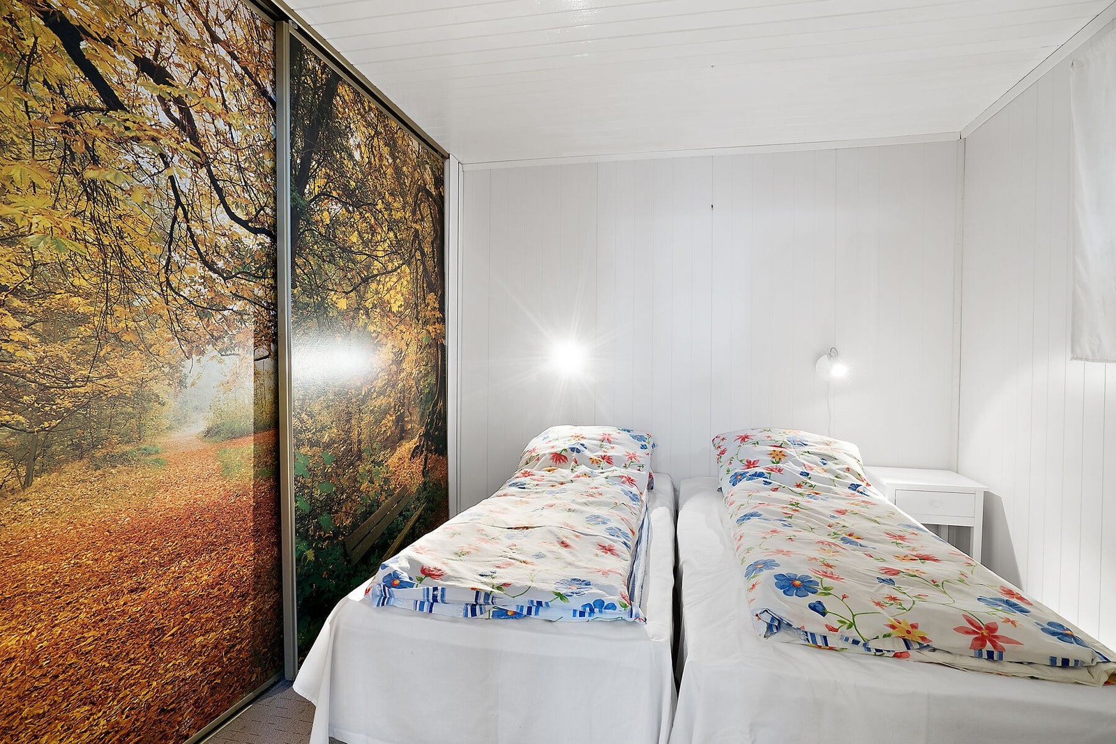 Soverom med romslig skyvedørsgarderobe. Galleribilde