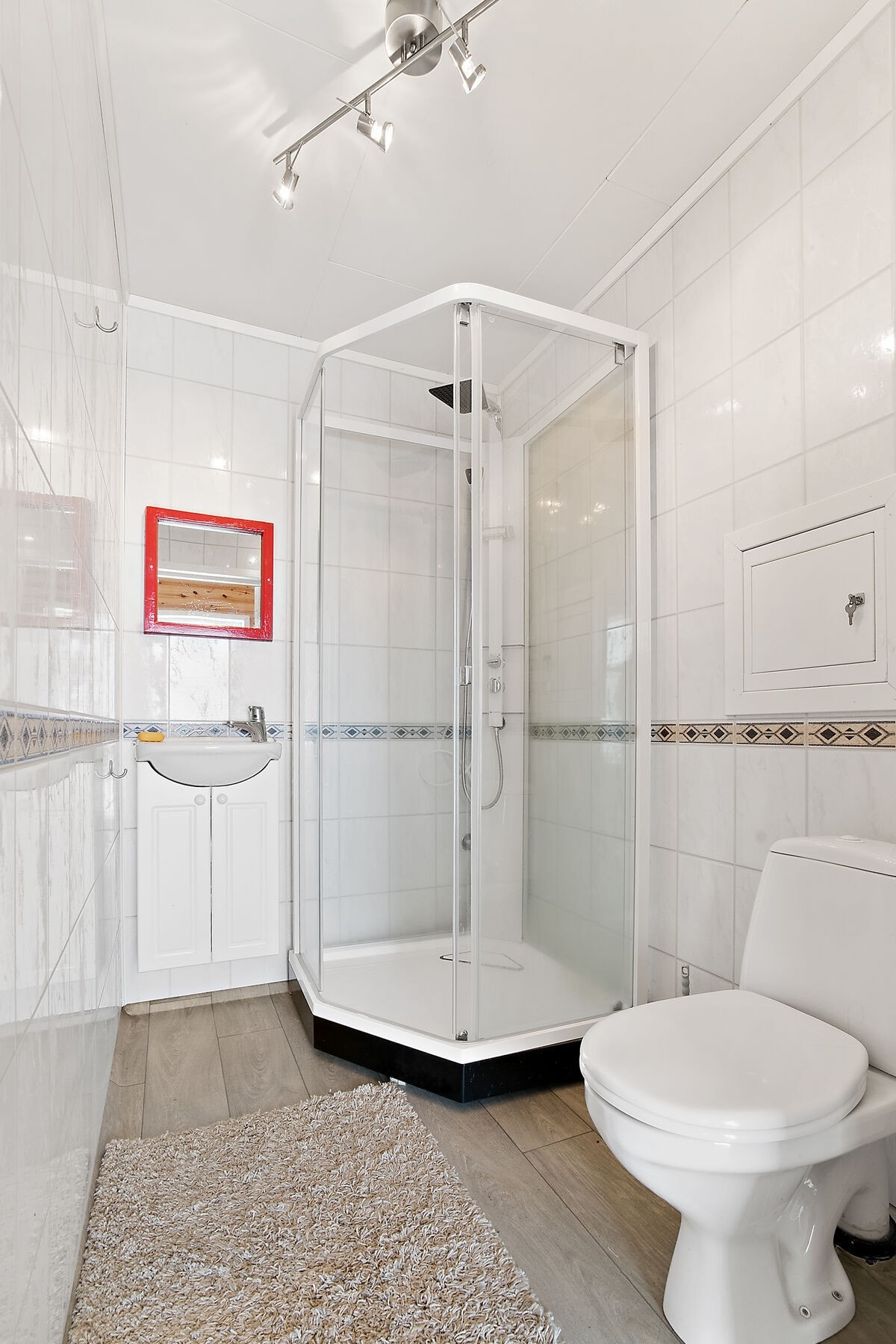 Badstuebygg - Flisbelagt bad med dusjkabinett, WC og servant. Galleribilde