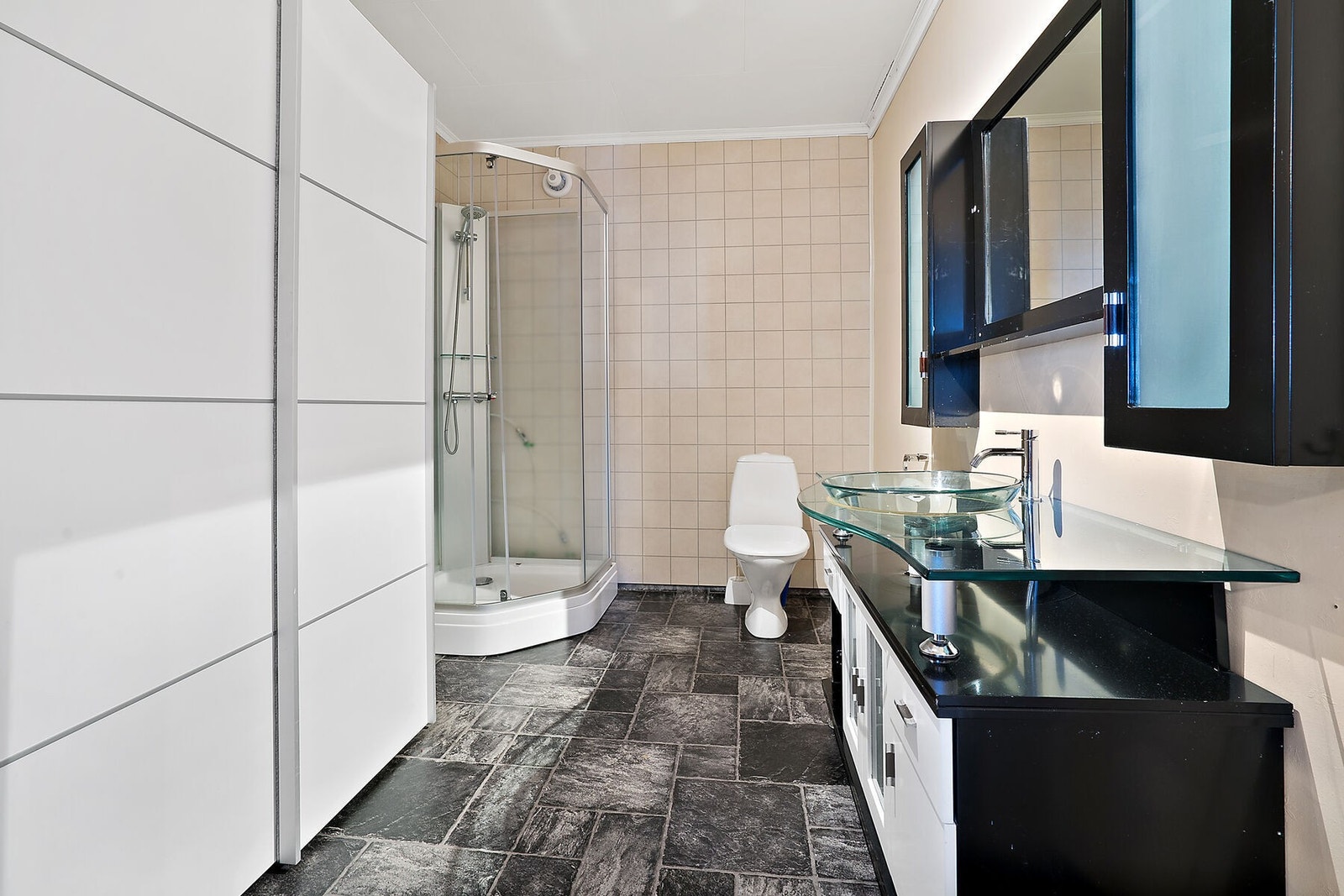 Bad med skyvedørsgarderobe og mekanisk avtrekk. Galleribilde