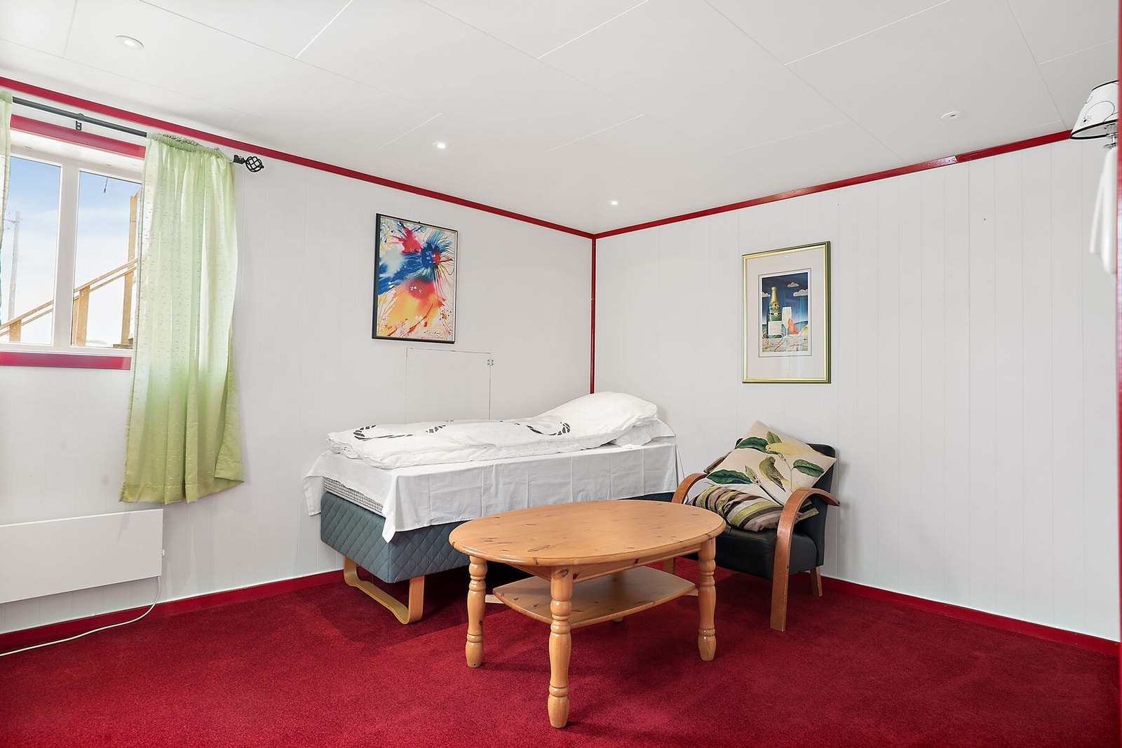 Soverom med spotter i himling. Galleribilde