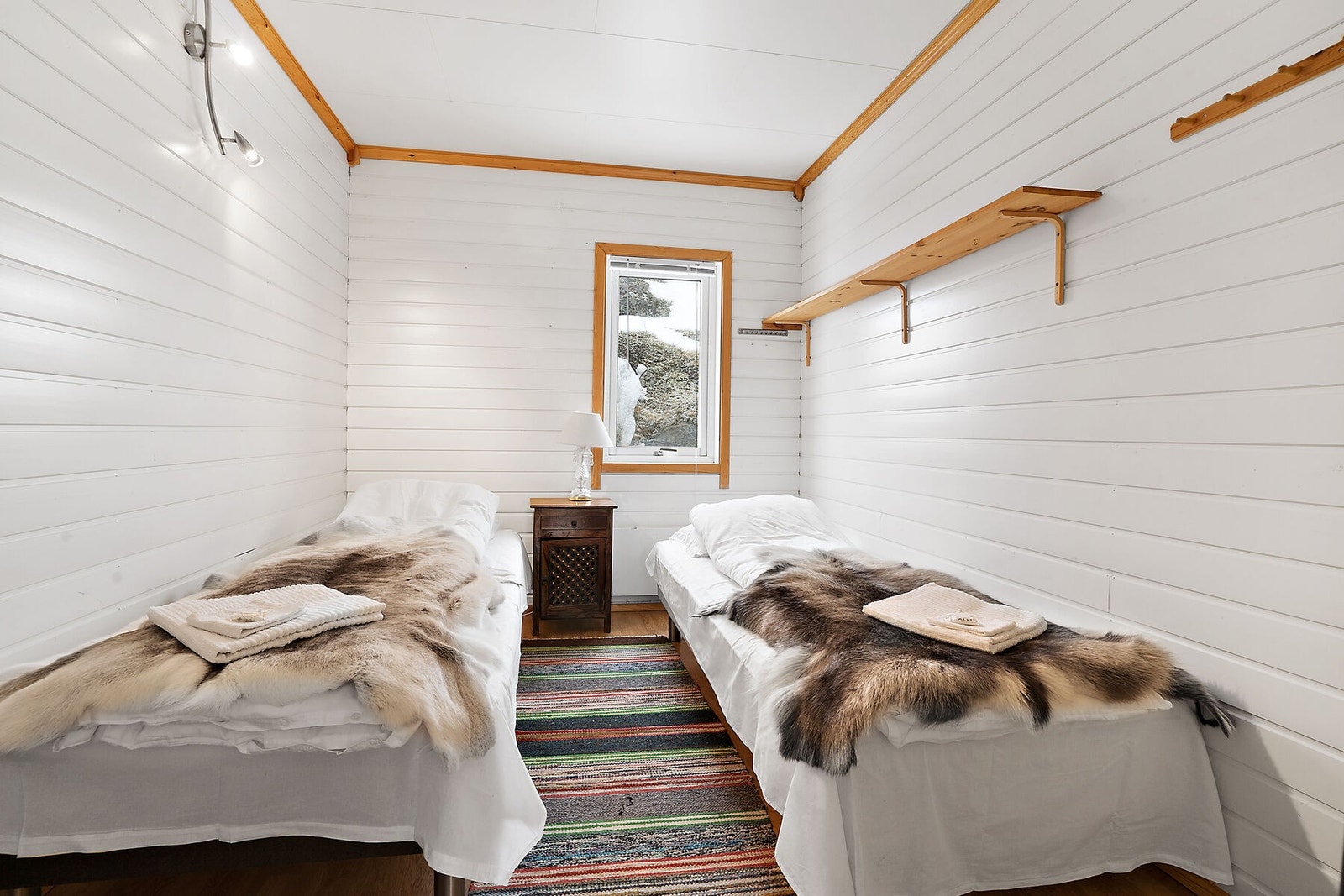 Soverom med lyse overflater. Galleribilde