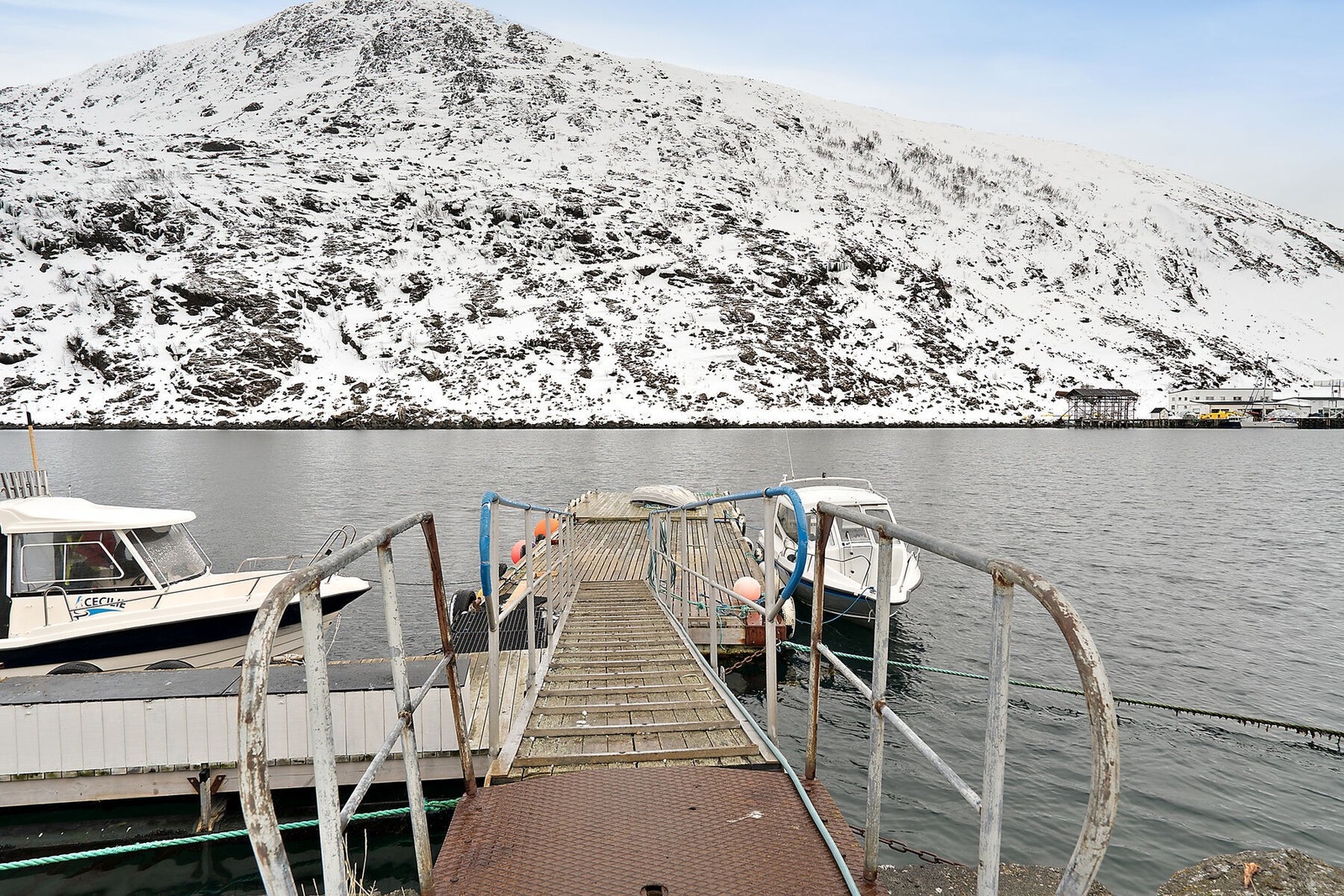 Kårhamnveien 6 (gammelt vinterbilde bilde) - Nærliggende flytebrygge (medfølger ikke). Galleribilde