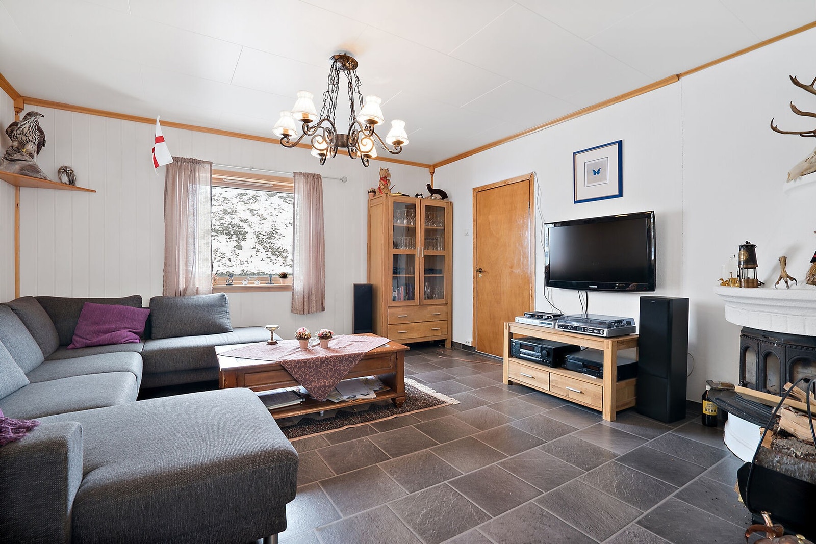 Trivelig stue med peis, lysekronene og flott utsikt til vakker natur fra vindu! Galleribilde